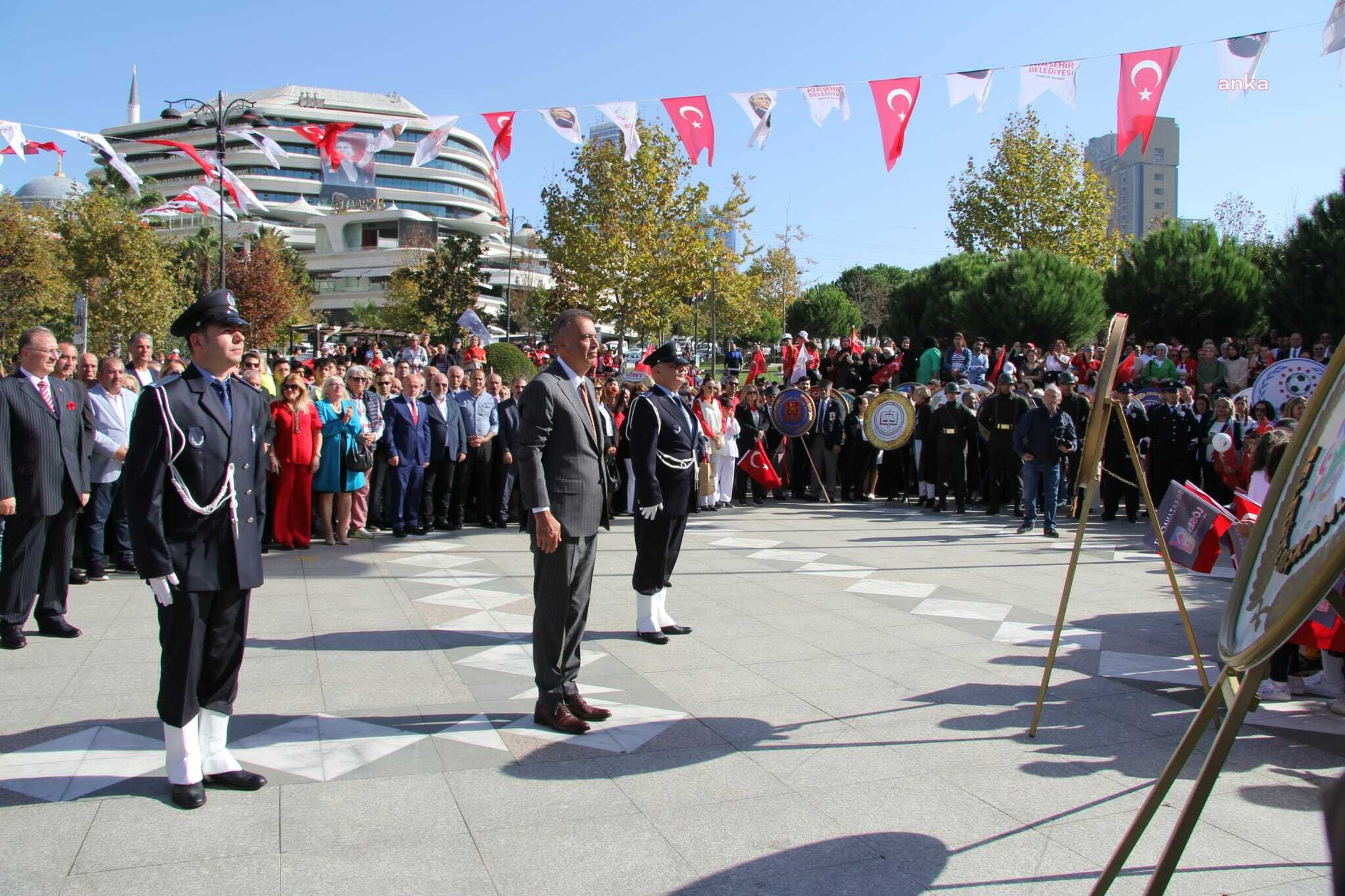 ATAŞEHİR’DE CUMHURİYETİN 100. YILI KUTLAMALARI RESMİ TÖRENLERLE BAŞLADI
