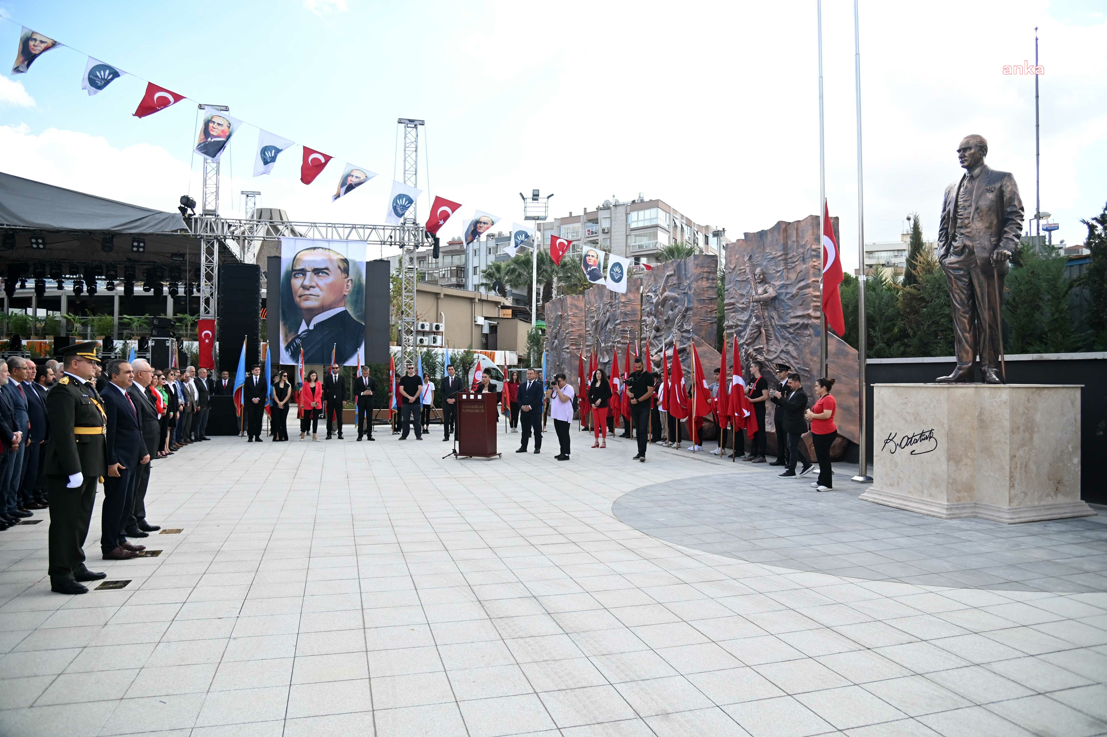 KARABAĞLAR'IN YENİ MEYDANI'NA CUMHURİYET'İN 100. YILI İÇİN ÇELENKLER SUNULDU