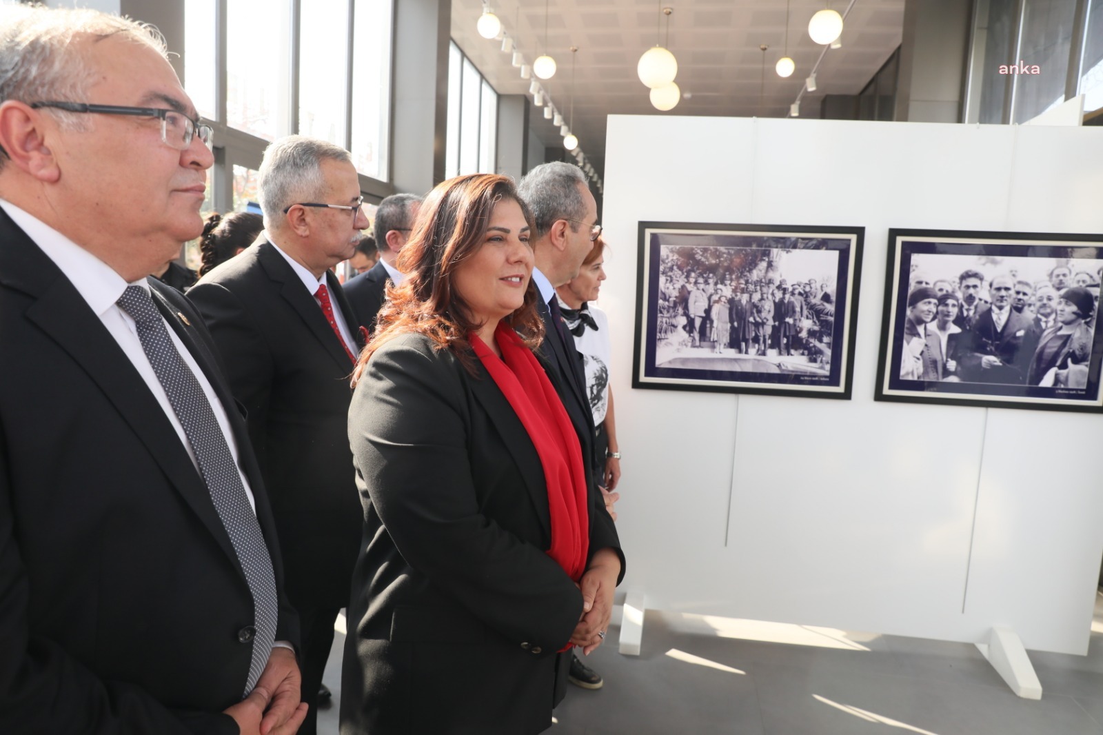 ÖZLEM ÇERÇİOĞLU, ‘ATATÜRK RESİMLERİ SERGİSİ’NİN AÇILIŞINI YAPTI