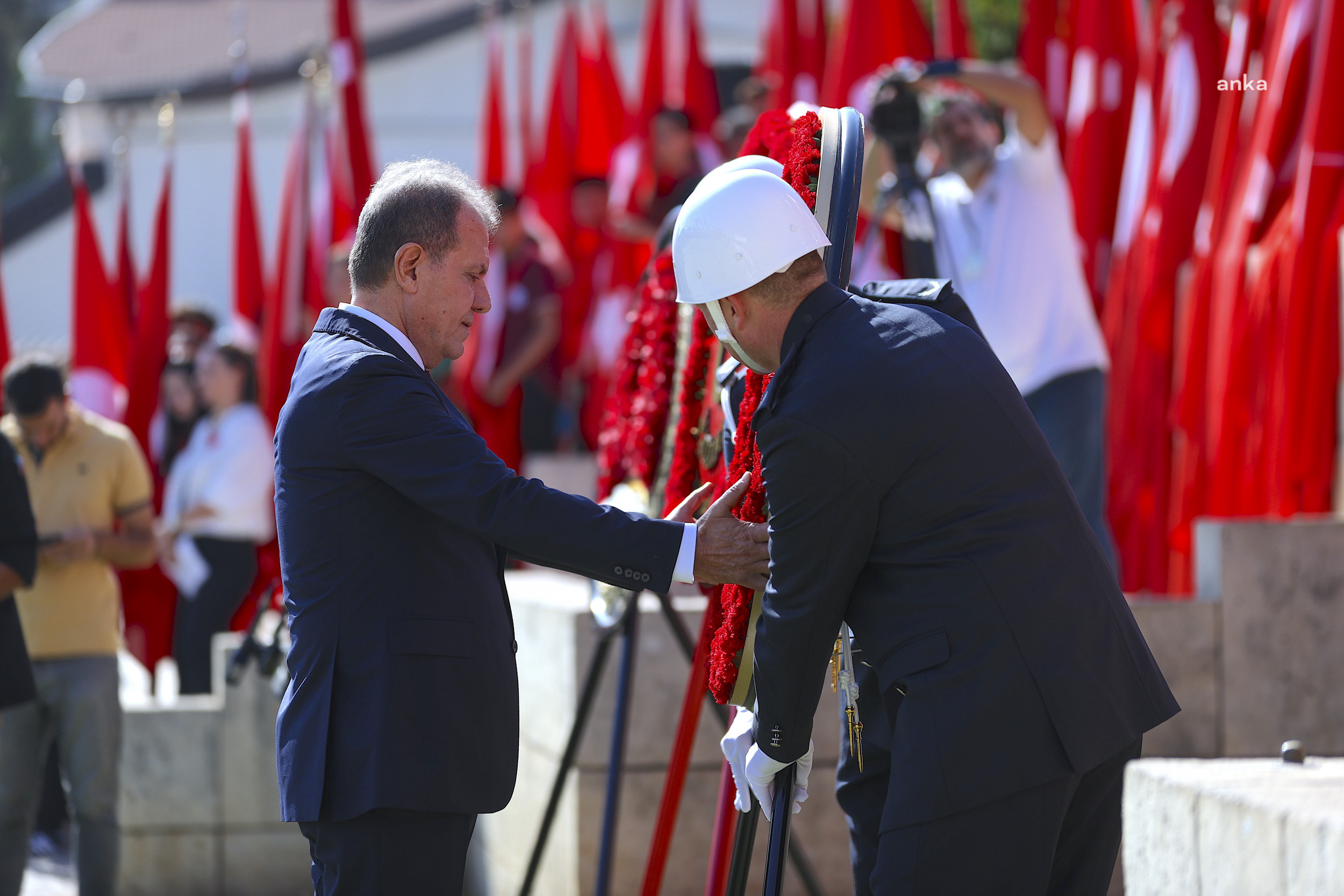 VAHAP SEÇER, CUMHURİYET’İN 100. YILI DOLAYISIYLA ATATÜRK ANITI’NA ÇELENK SUNDU