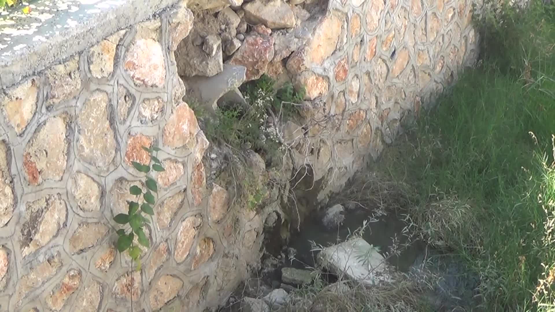 KADİRLİ'DE VATANDAŞLAR, MAHALLE ORTASINDAN GEÇEN DERENİN KOKUSU VE KİRLİLİĞİNDEN YAKINDI: "YEMEK YİYEMEZ SU İÇEMEZ HALE GELDİM’’