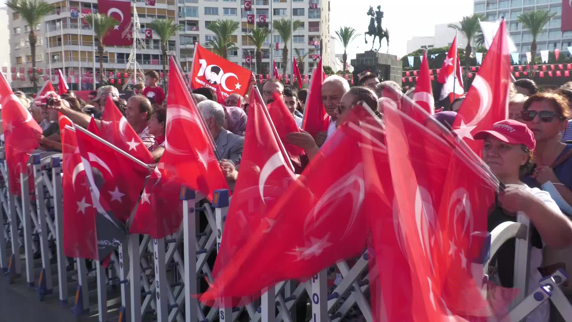 İZMİR’DE 100’ÜNCÜ YIL COŞKUSU... SOYER: BUGÜNÜN TADINI SONUNA KADAR ÇIKARIN