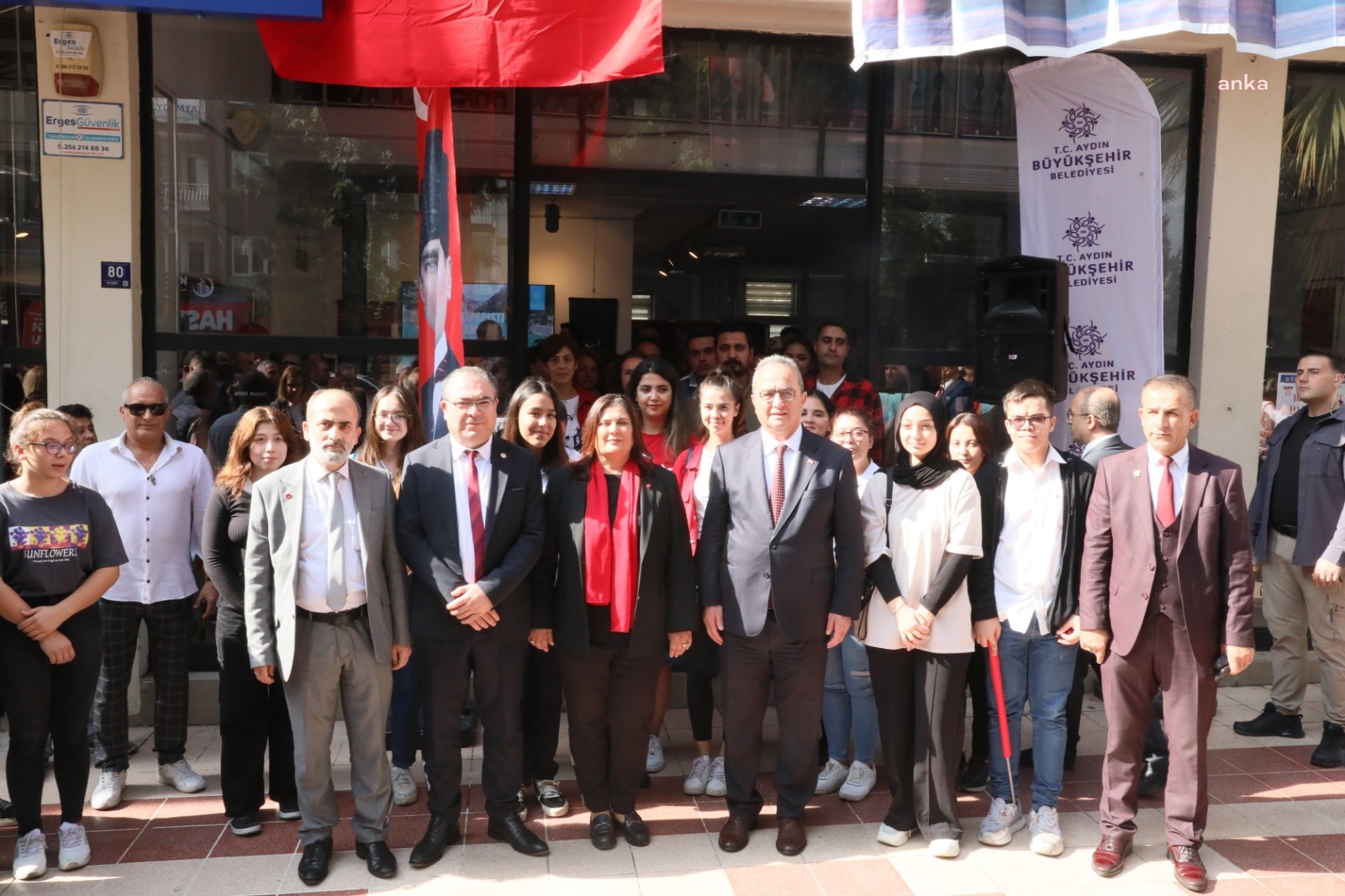BAŞKAN ÇERÇİOĞLU ‘CUMHURİYET’ SERGİSİNİN AÇILIŞINI YAPTI