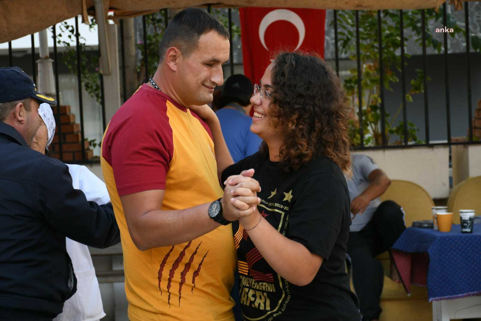 KUŞADASI BELEDİYE BANDOSU'NDAN BAKIMEVİ SAKİNLERİNE 100'ÜNCÜ YIL SÜRPRİZİ