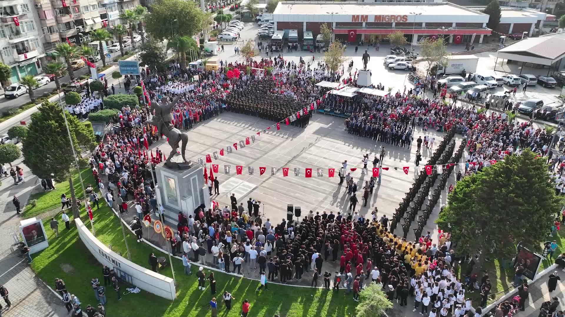 EDREMİT'TE CUMHURİYET'İN 100. YILI COŞKUYLA KUTLANDI