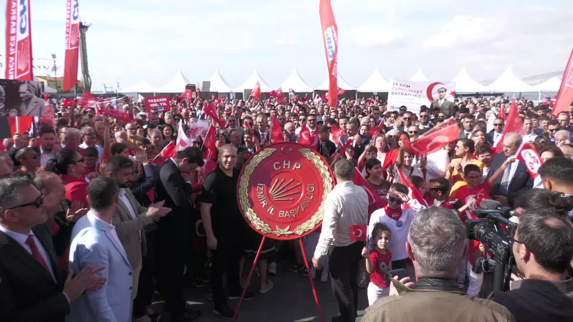 CHP İZMİR İL ÖRGÜTÜ'NDEN 29 EKİM KUTLAMASI... SOYER: "CUMHURİYET'İN KAZANIMLARINI TASFİYE ETMEYE ÇALIŞANLARA ASLA GEÇİT VERMEYECEĞİZ"