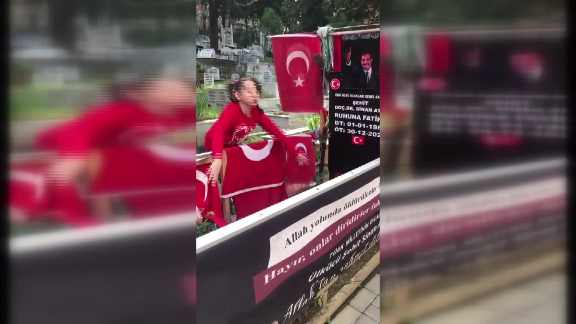SİNAN ATEŞ’İN YEĞENİ, CUMHURİYET’İN 100. YILINDA DAYISININ MEZARINA TÜRK BAYRAĞI BIRAKTI