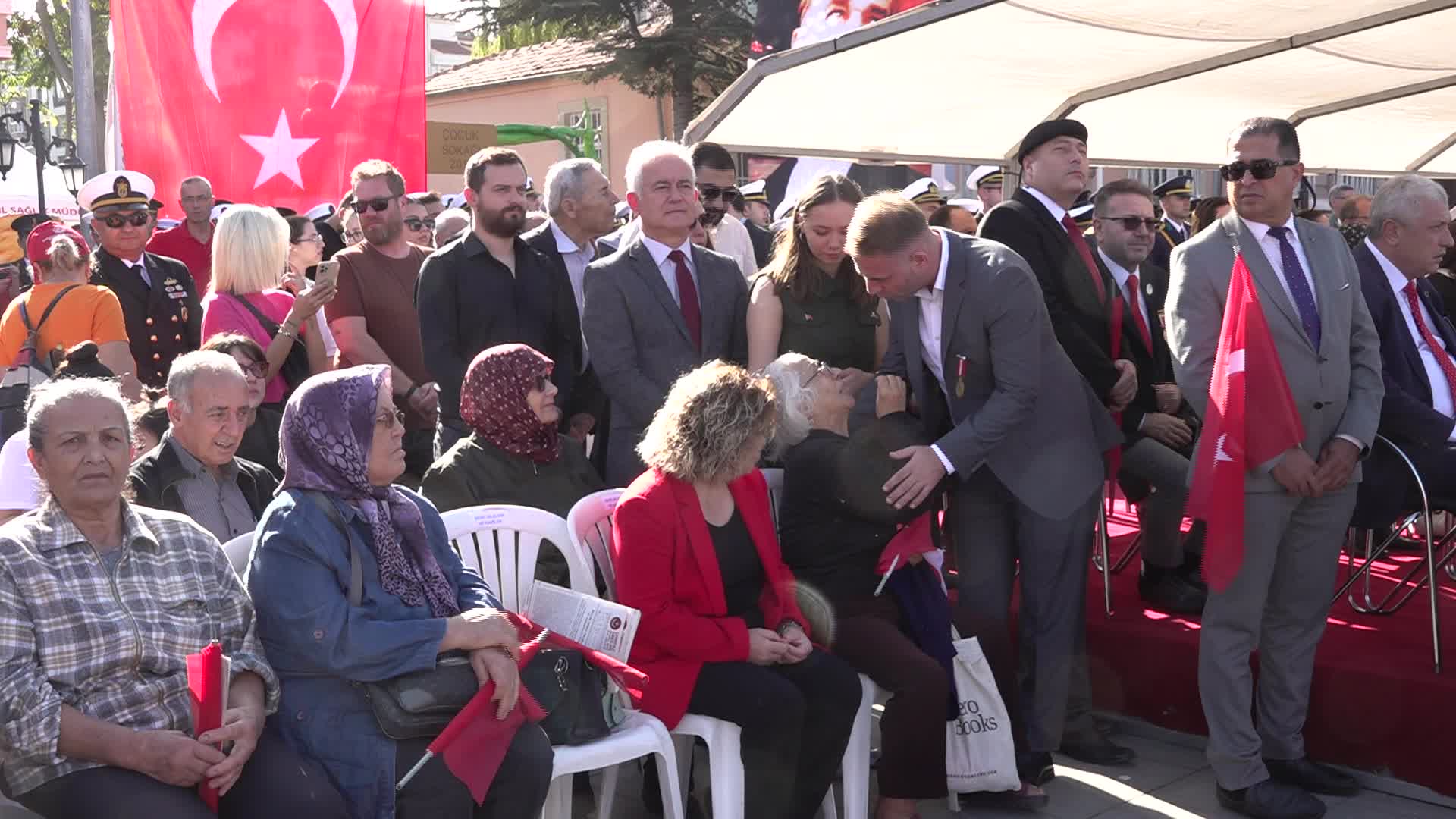 ÇANAKKALE'DE DÜZENLENEN CUMHURİYET BAYRAMI TÖRENİNDE PROTOKOLDE YER VERİLMEYEN CHP'Lİ İSMET GÜNEŞHAN, KUTLAMALARI AYAKTA İZLEDİ