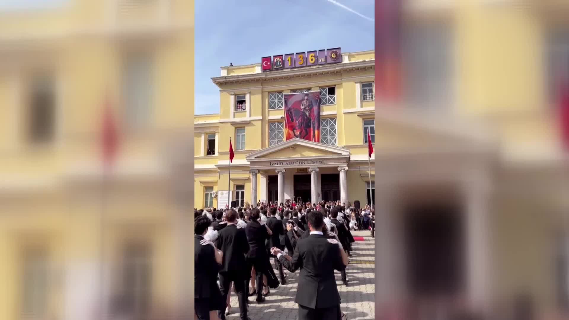 İZMİR ATATÜRK LİSESİ ÖĞRENCİLERİNDEN CUMHURİYET'İN 100'ÜNCÜ YILINDA VALS GÖSTERİSİ