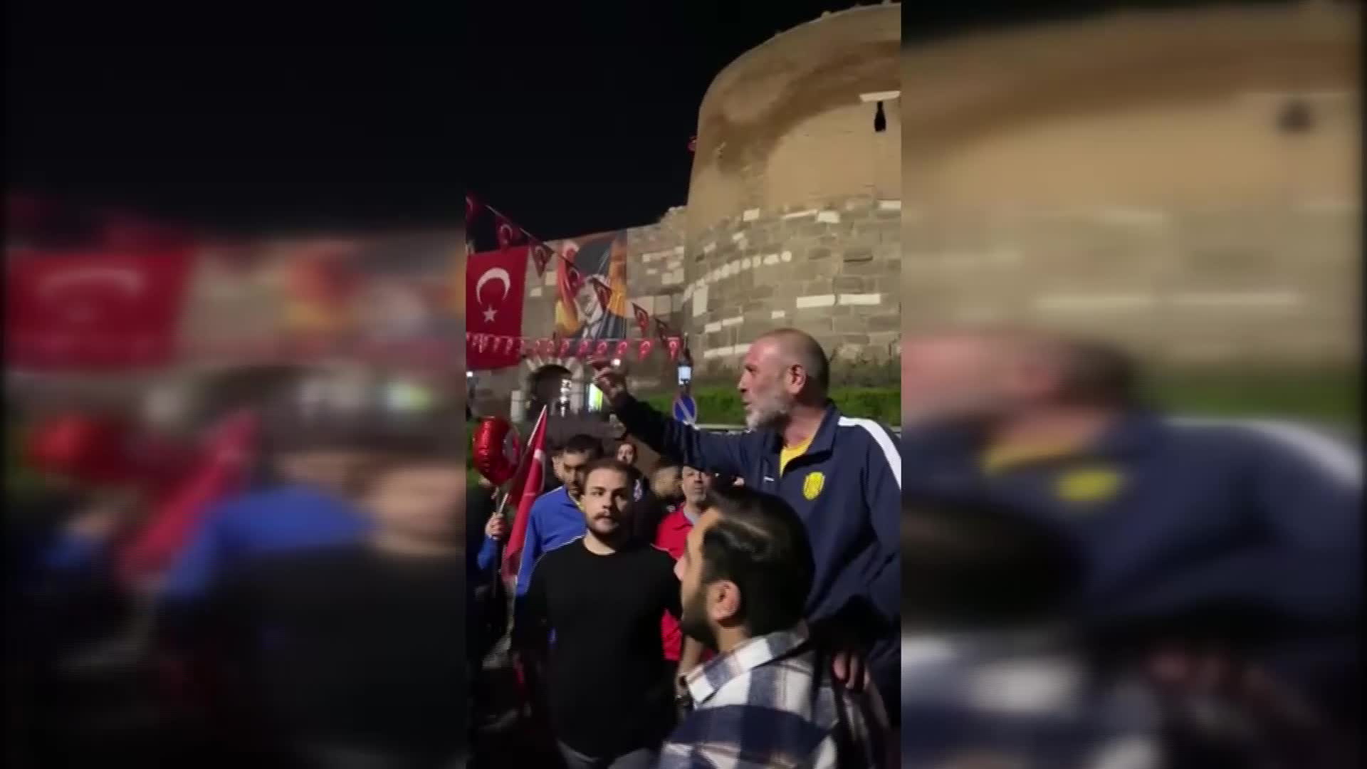TARAFTAR GRUBU 'GECEKONDU'DAN, ANKARA KALESİ’NDE MEŞALELİ CUMHURİYET KUTLAMASI