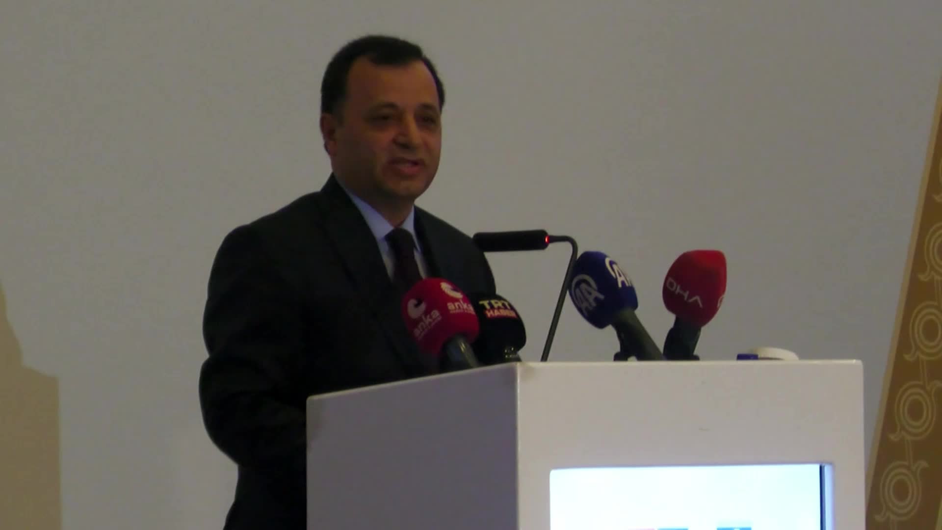 AYM BAŞKANI ZÜHTÜ ARSLAN: “DEMOKRATİK ÜLKELERDE YORUM KAKOFONİSİNE YER YOKTUR. ÇÜNKÜ ORTAYA ÇIKTIĞINDA FARKLI KİŞİLERE FARKLI HUKUKUN UYGULANMASI GİBİ SORUNLA KARŞI KARŞIYA KALIRIZ"