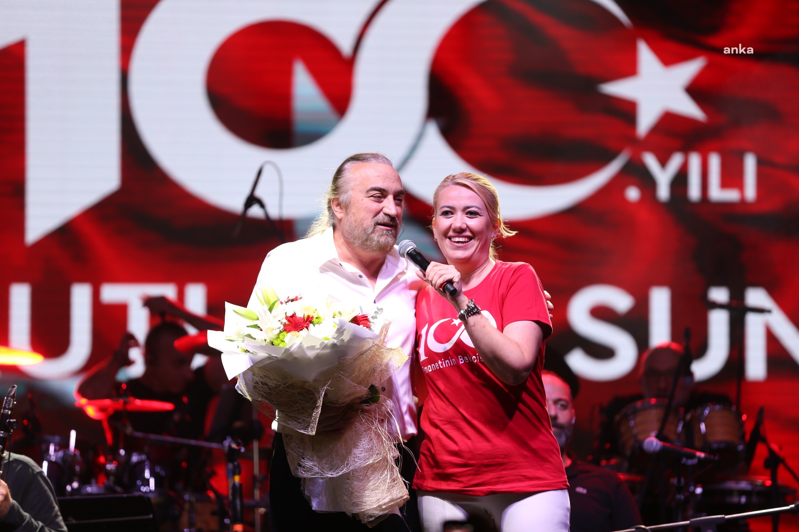 MERKEZEFENDİ’DE CUMHURİYET'İN 100. YILI VOLKAN KONAK KONSERİ İLE KUTLANDI