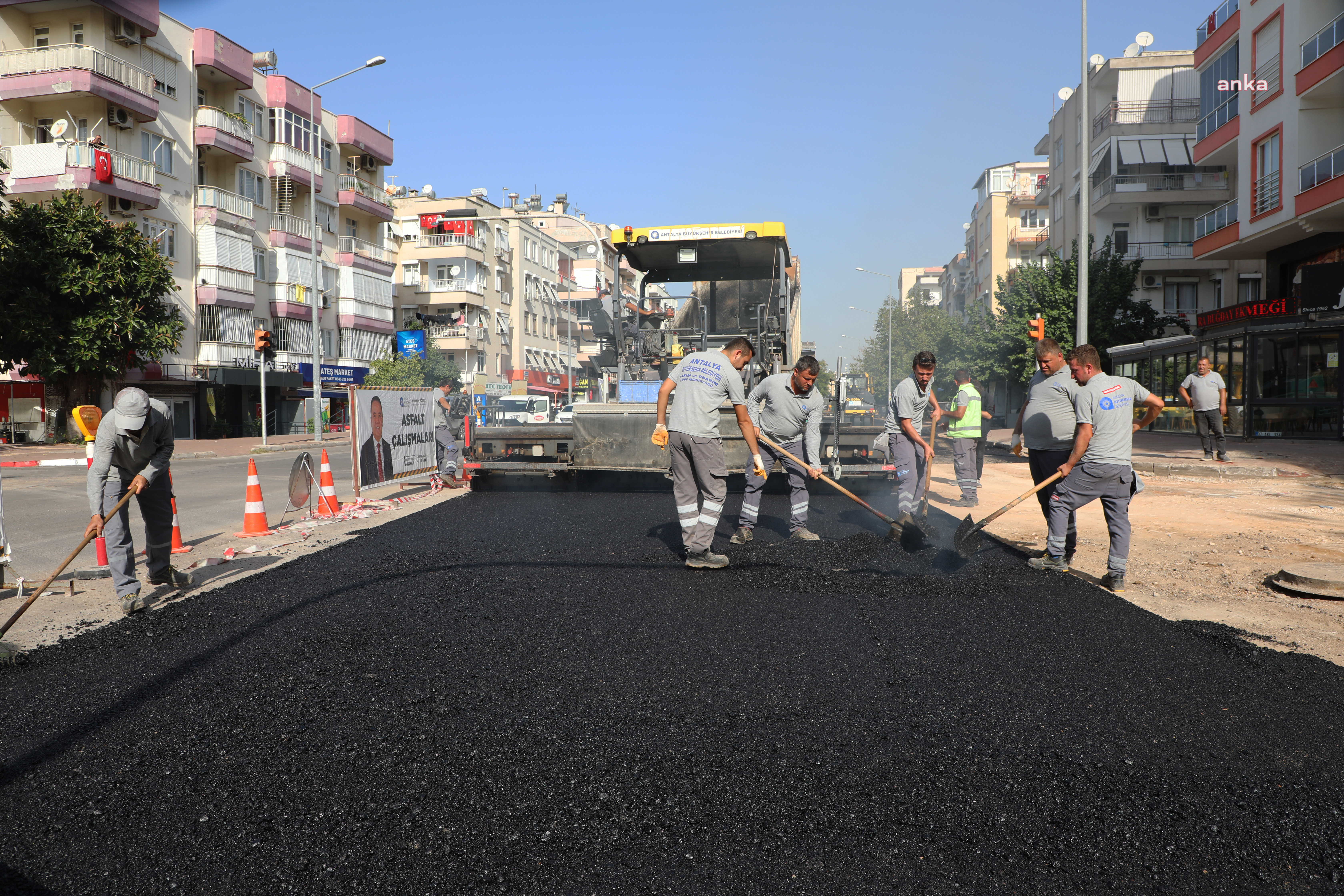 ANTALYA BÜYÜKŞEHİR’DEN TURGUT REİS CADDESİ'NE ASFALT ÇALIŞMASI