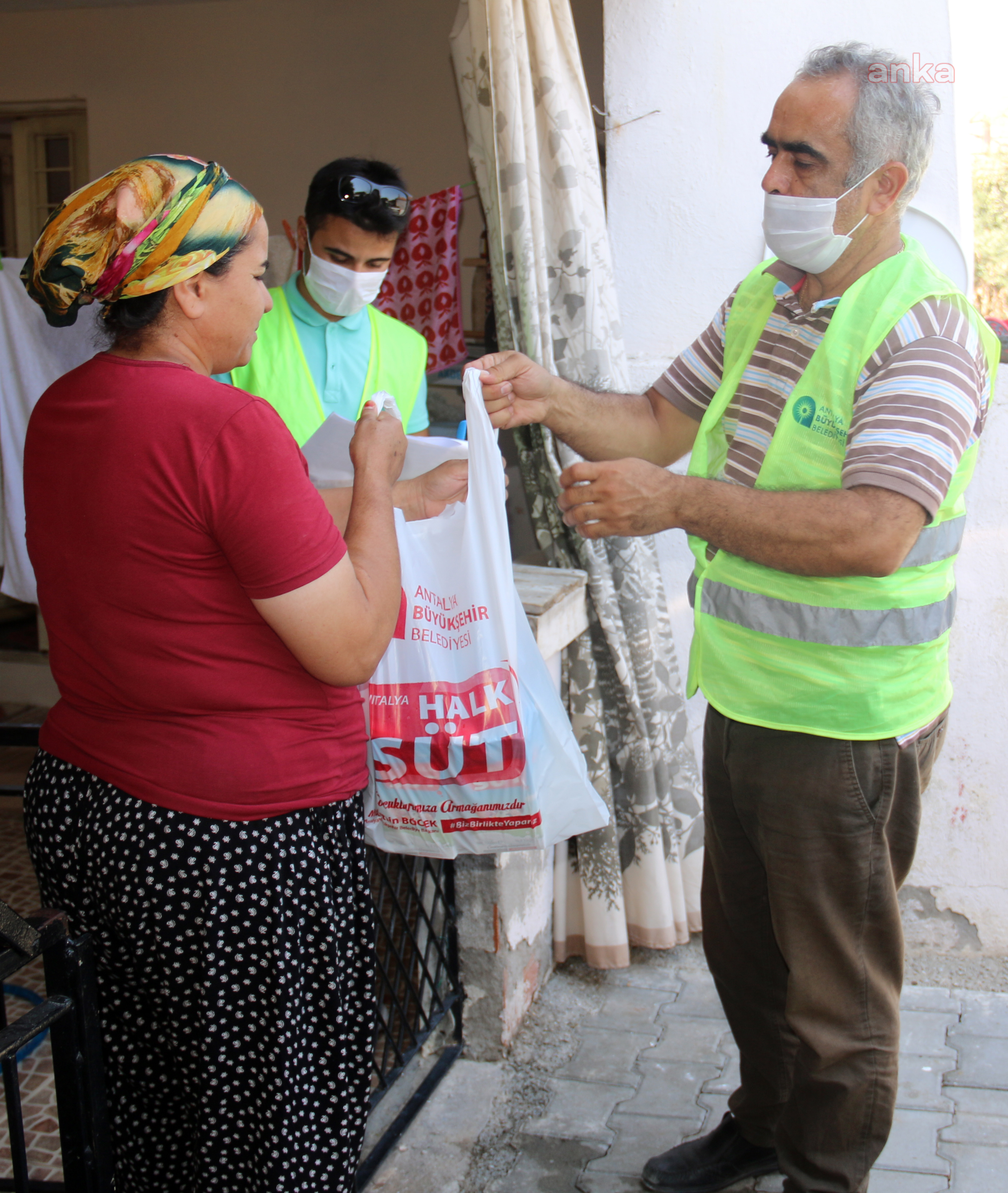 ANTALYA BÜYÜKŞEHİR, "HALK SÜT PROJESİ" KAPSAMINDA 64 BİN LİTRE SÜT DAĞITTI