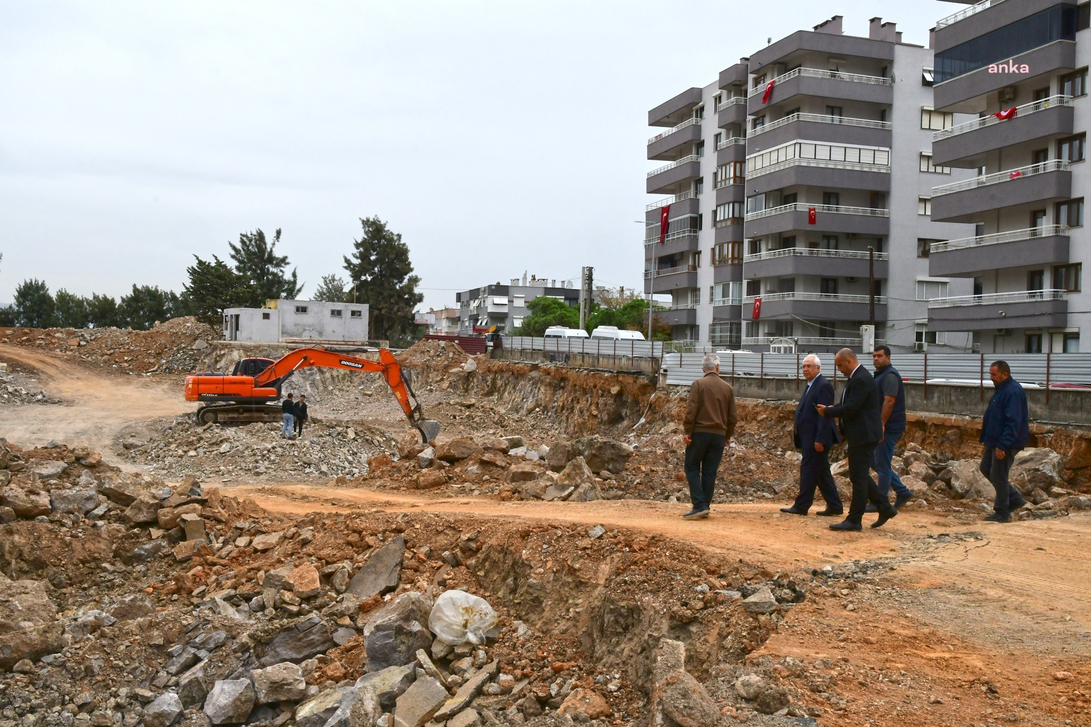 KARABAĞLAR BELEDİYE BAŞKANI SELVİTOPU, YEŞİLYURT PAZARYERİ İNŞAATINI DENETLEDİ