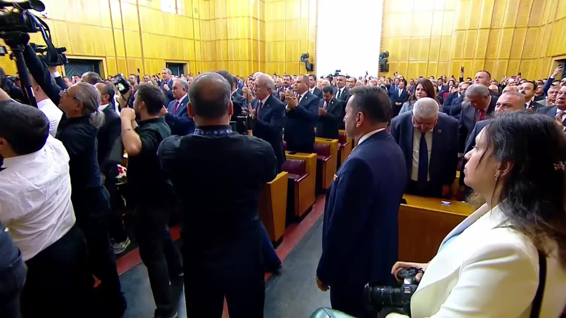 DEVLET BAHÇELİ: "MECLİS BAŞKANVEKİLİMİZ CELAL ADAN'IN İSABETLİ SÖZLERİ AYNISIYLA BİZİM SÖZÜMÜZDÜR. ADAN, SAHİPSİZ, YALNIZ DEĞİLDİR. SALDIRILAR, İSTİFA ÇAĞRILARI VE HAKARETLER AYAKLARIMIZIN ALTINDADIR VE HÜKÜMSÜZDÜR"
