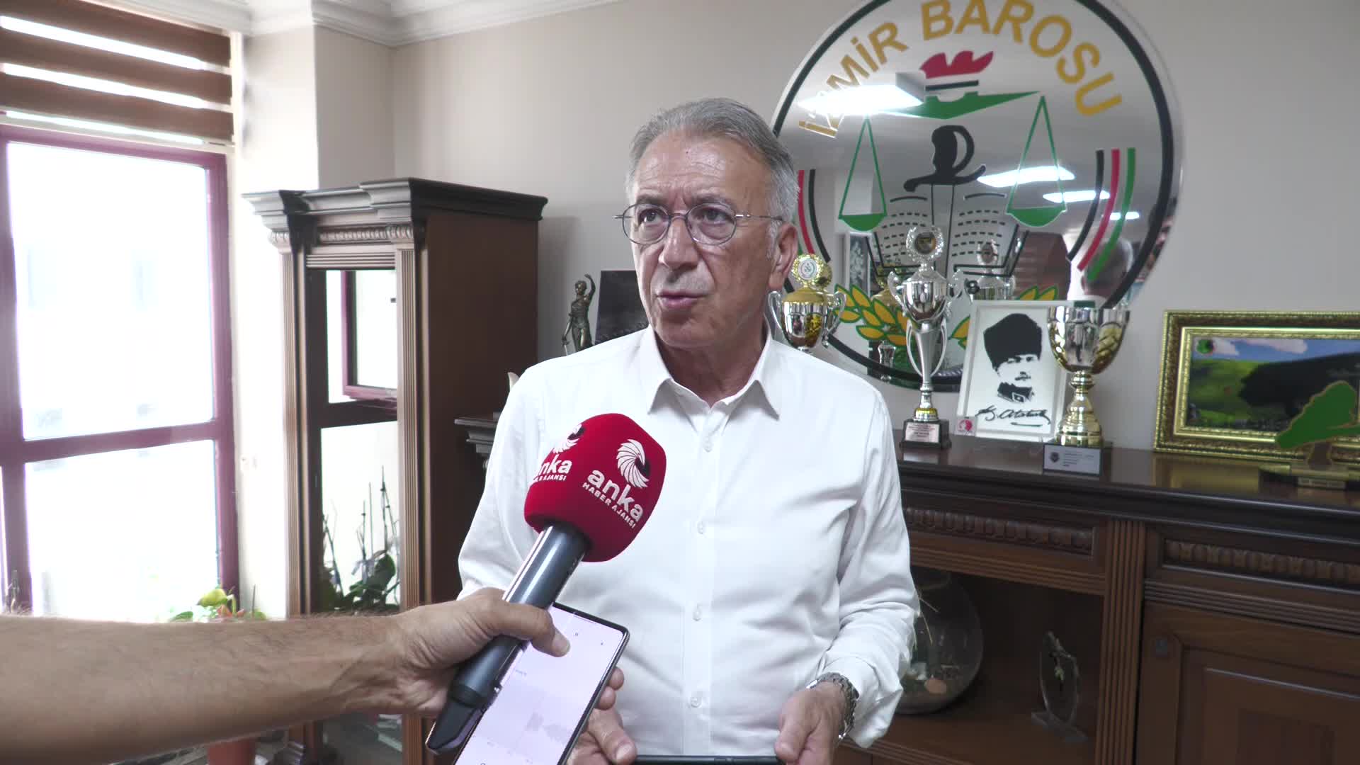 İZMİR BAROSU BAŞKANI SEFA YILMAZ: “CAN ATALAY'IN AYNI GÜN SERBEST BIRAKILMASI GEREKİRDİ. NE YAZIK Kİ İLGİLİ MAHKEMELER TARAFINDAN ŞU AN ANAYASAL SUÇ İŞLENMEYE DEVAM EDİYOR”