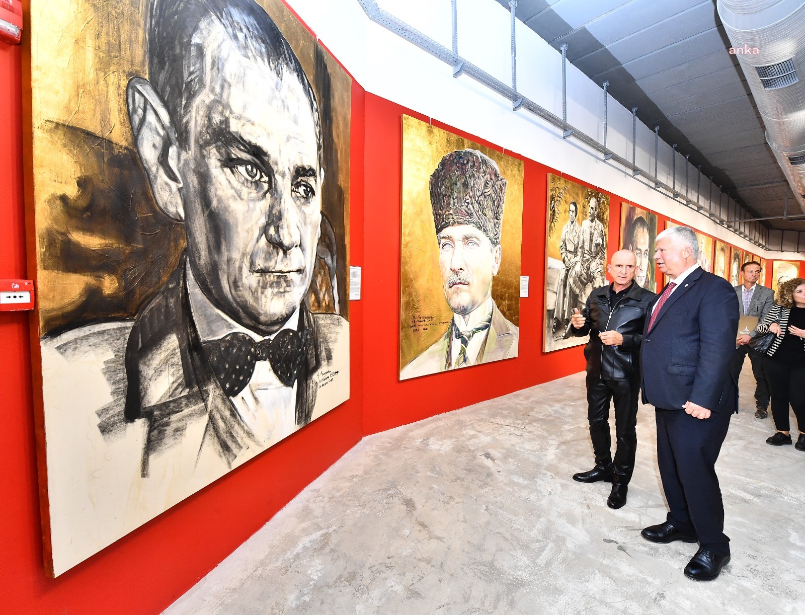 İZMİR’DE “ATATÜRK: İZ BIRAKAN İLKLER DEV PORTRELER” SERGİSİ AÇILDI