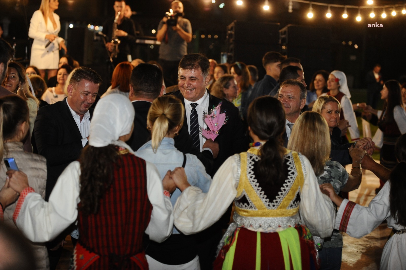 MAKEDON MÜZİK VE FOLKLOR FESTİVALİ, KARŞIYAKA'DA DOSTLUK RÜZGARLARI ESTİRDİ