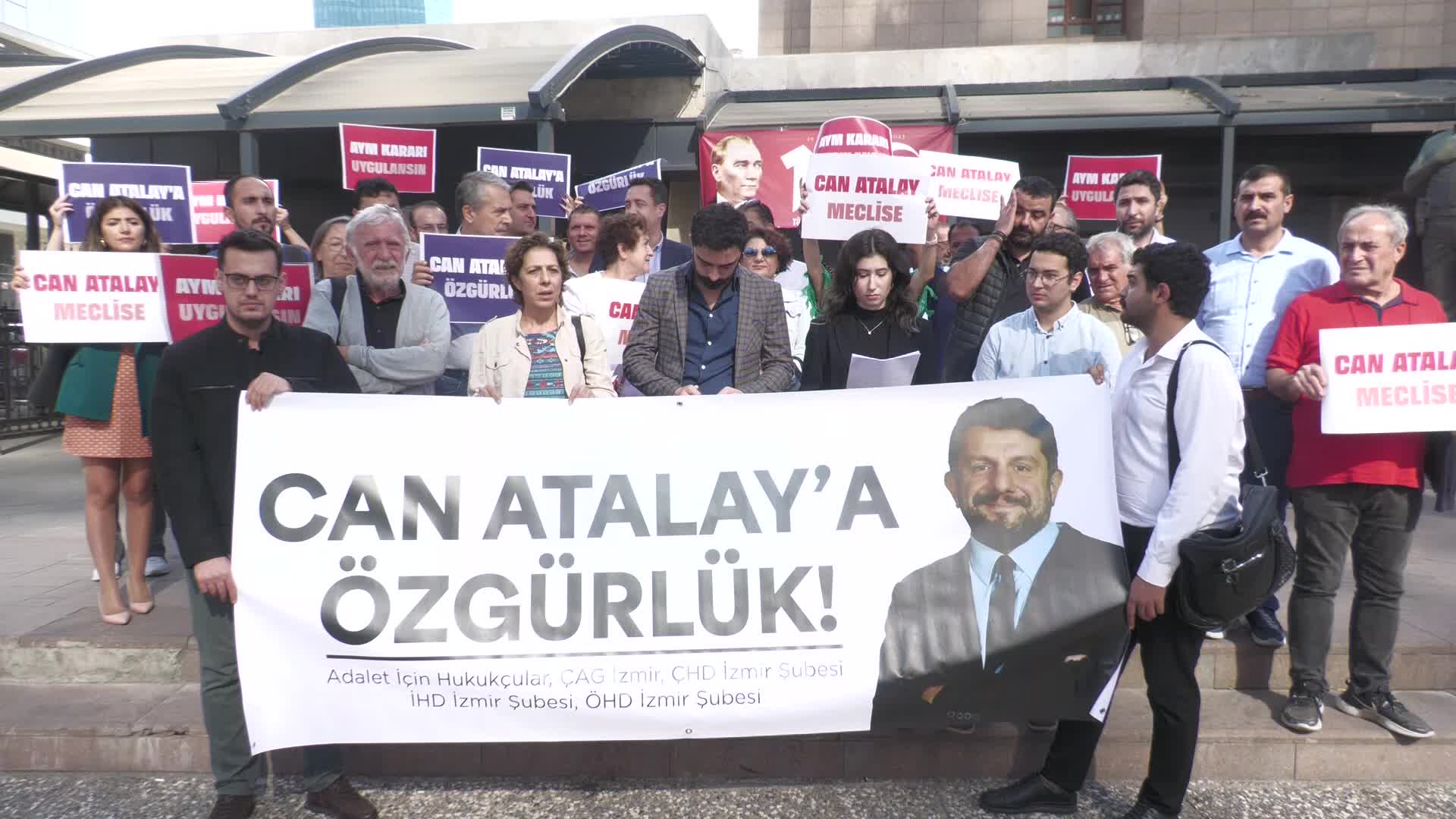 İZMİR'DE AVUKATLARDAN CAN ATALAY İÇİN ORTAK AÇIKLAMA: “CAN ATALAY DERHAL SERBEST BIRAKILMALIDIR. MESLEKTAŞLARIMIZIN ESARETİNE DERHAL SON VERİN”