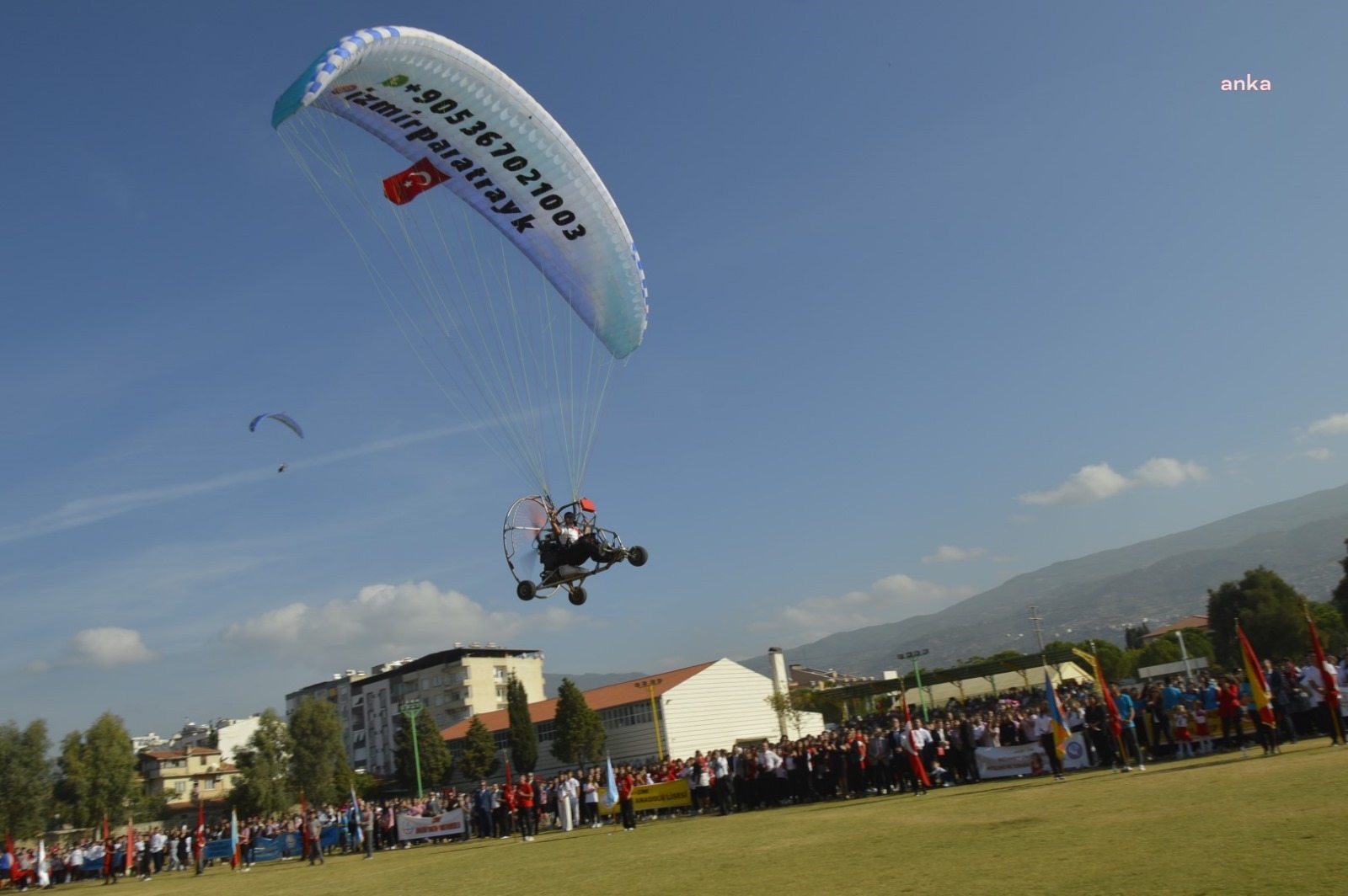 ÇİNE’NİN SEMALARI PARAŞÜTÇÜ VE PARAMOTORCULARLA RENKLENDİ