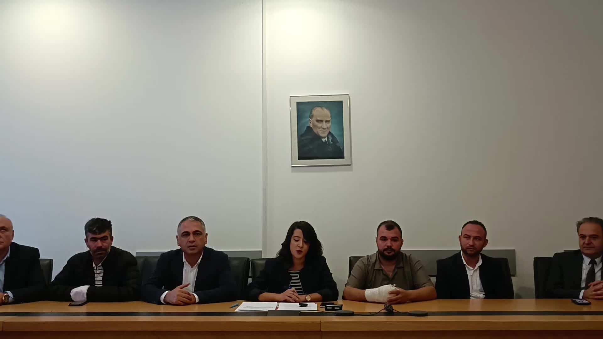 ÇALIŞIRKEN ELİNİ KAYBEDEN İŞÇİLER, MİLLETVEKİLİ KARACA’YLA TBMM'DE BULUŞTU. İŞÇİLERDEN ZORKUŞ, PATRONUN MALİYET NEDENİYLE İŞ GÜVENLİĞİ ÖNLEMİNİ ALMADIĞINI SÖYLEDİ