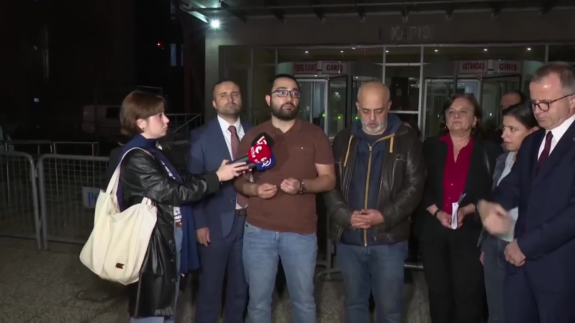AVUKATLAR, GAZETECİLER VE MİLLETVEKİLLERİ ANKARA ADLİYESİ ÖNÜNDE GAZETECİ TOLGA ŞARDAN'IN TUTUKLANMASINA TEPKİ GÖSTERDİ... GÖKÇER TAHİNCİOĞLU: "ŞARDAN YARGILANDIĞI BÜTÜN DAVALARDAN AKLANDI, YİNE ÖYLE OLACAK, YİNE YAZMAYA DEVAM EDECEK"