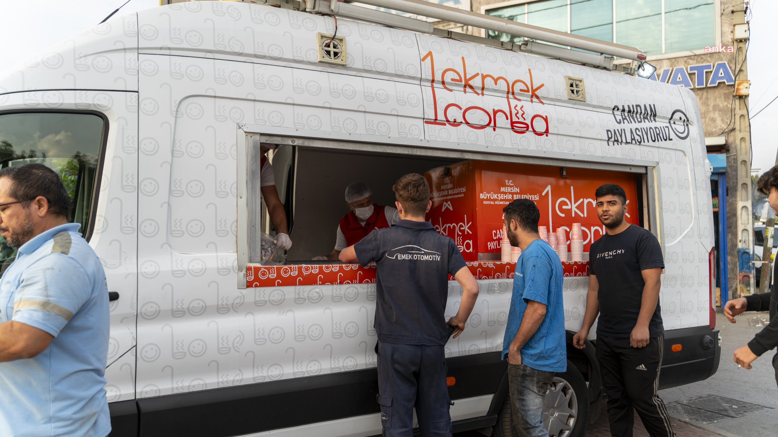 MERSİN BÜYÜKŞEHİR'İN ‘1 EKMEK 1 ÇORBA’ UYGULAMASI 61 NOKTADA BAŞLADI