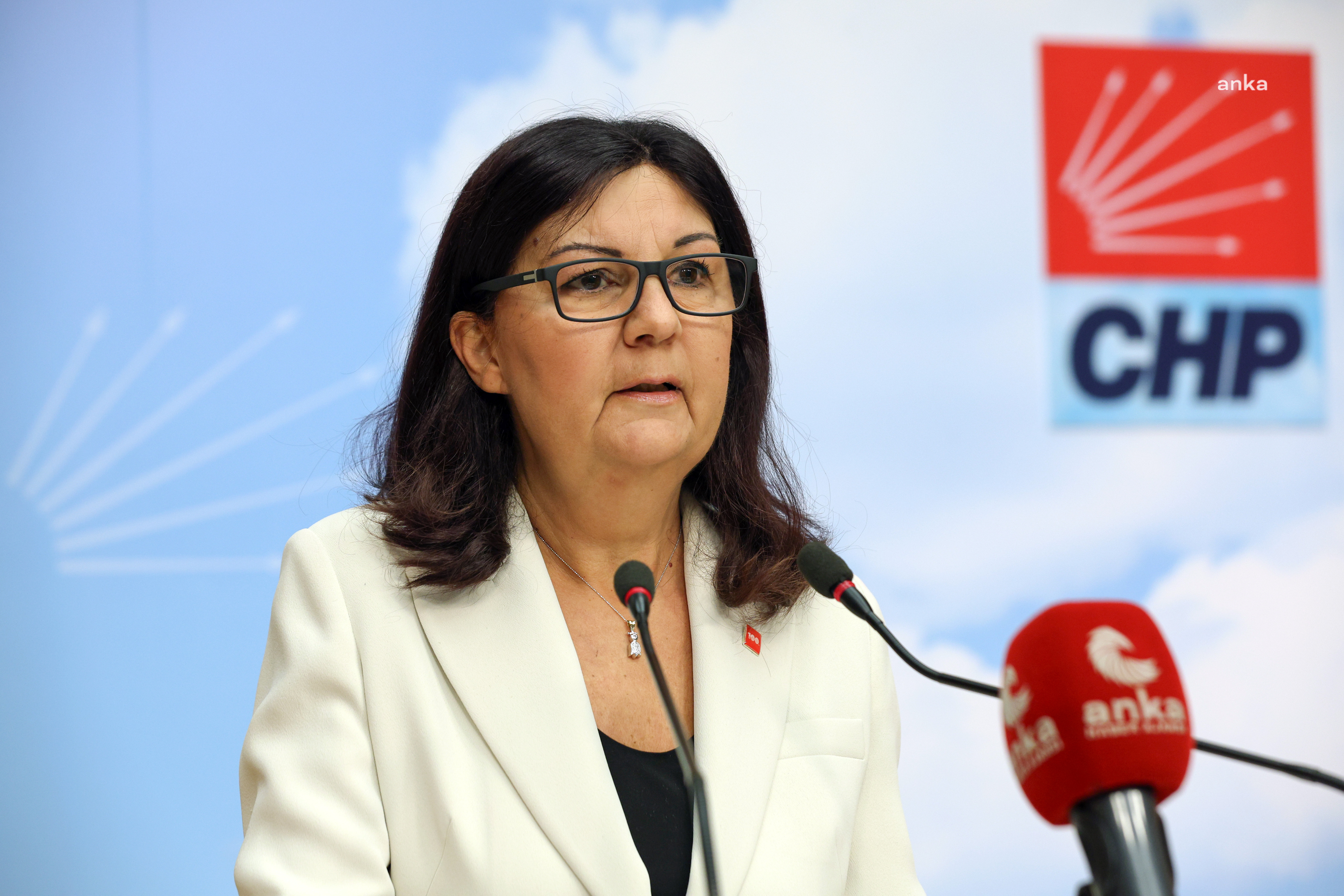 LALE KARABIYIK: “ŞU AN İZLENEN; EĞİTİMİN İÇERİĞİNİN BİLİMDEN, CUMHURİYETİN TEMEL DEĞERLERİNDEN UZAKLAŞTIRILMASIDIR. CUMHURİYETİMİZİN İKİNCİ YÜZYILINDA, EĞİTİM SİSTEMİMİZ GELECEĞİMİZ AÇISINDAN EN ÖNEMLİ PROBLEM ALANI HALİNE GELMİŞTİR”