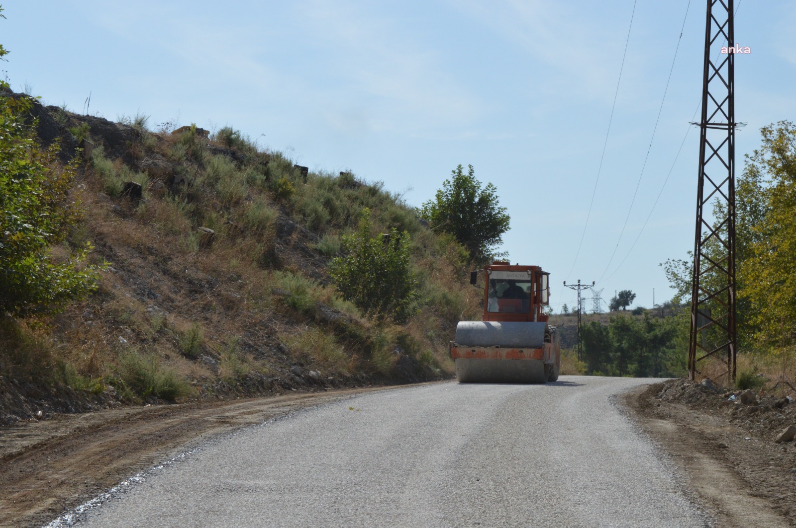 MANAVGAT GÜZELYALI VE DEĞİRMENLİ GRUP YOLUNDA ASFALT ÇALIŞMASI