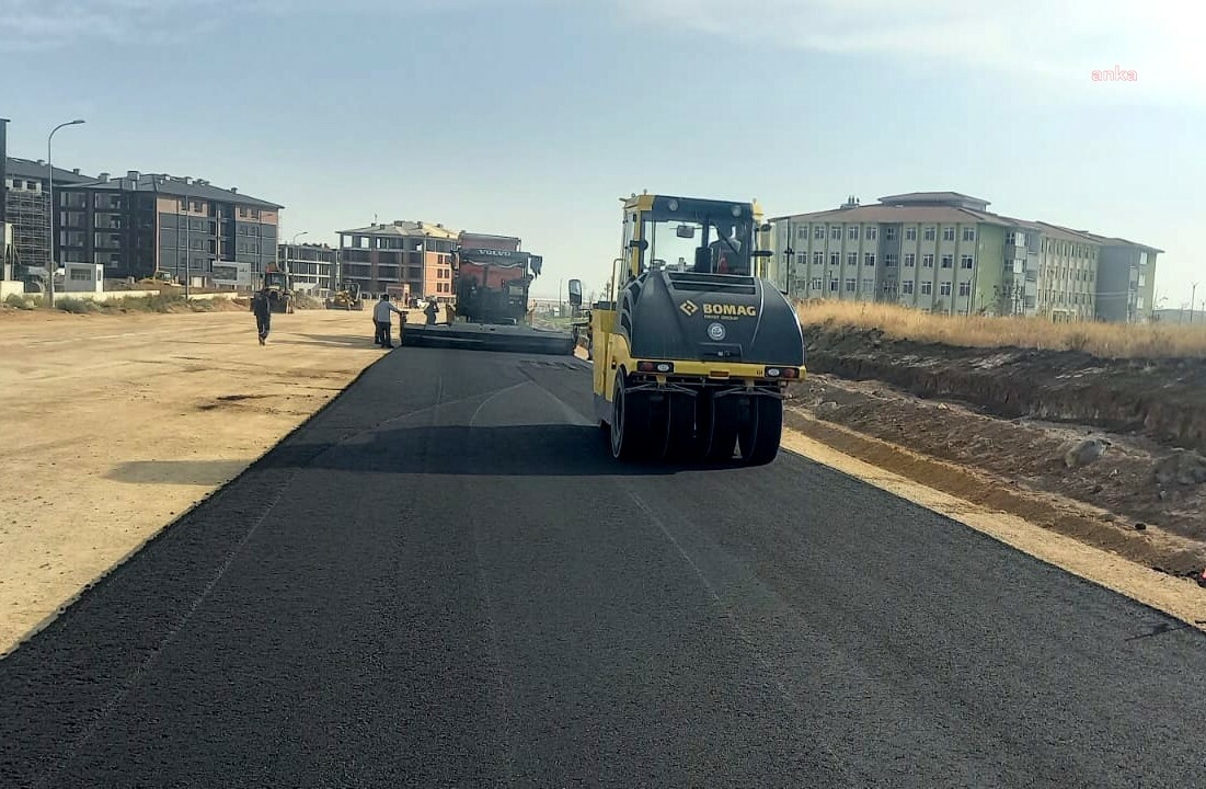 ESKİŞEHİR BÜYÜKŞEHİR EKİPLERİNDEN BULVARDA YOL ÇALIŞMASI