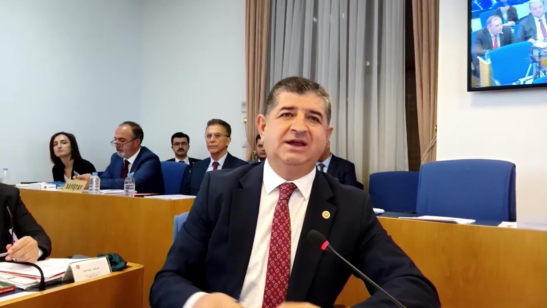 CAVİT ARI’DAN, BAKAN BAK'IN YURTLARDA ‘KAPASİTE ARTTIRDIK’ SÖZLERİNE ELEŞTİRİ: HER BİR ODAYA DAHA FAZLA ÖĞRENCİ VERİLEREK KAPASİTE ARTTIRILDI. YANİ ASLINDA SANAL BİR ŞEKİLDE KAPASİTE ARTTIRILDI