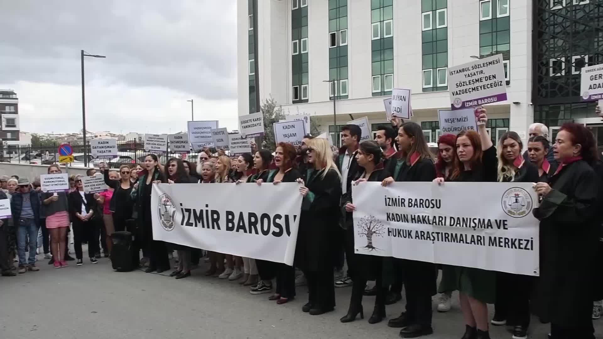 İZMİR BAROSU’NDAN SEFERİHİSAR ADLİYESİ ÖNÜNDEKİ KADIN CİNAYETİNE  TEPKİ: DEVLET, DIŞARIDA OLDUĞU GİBİ ADALETİ DAĞITTIĞI YERDE DE KADINI KORUYAMADI