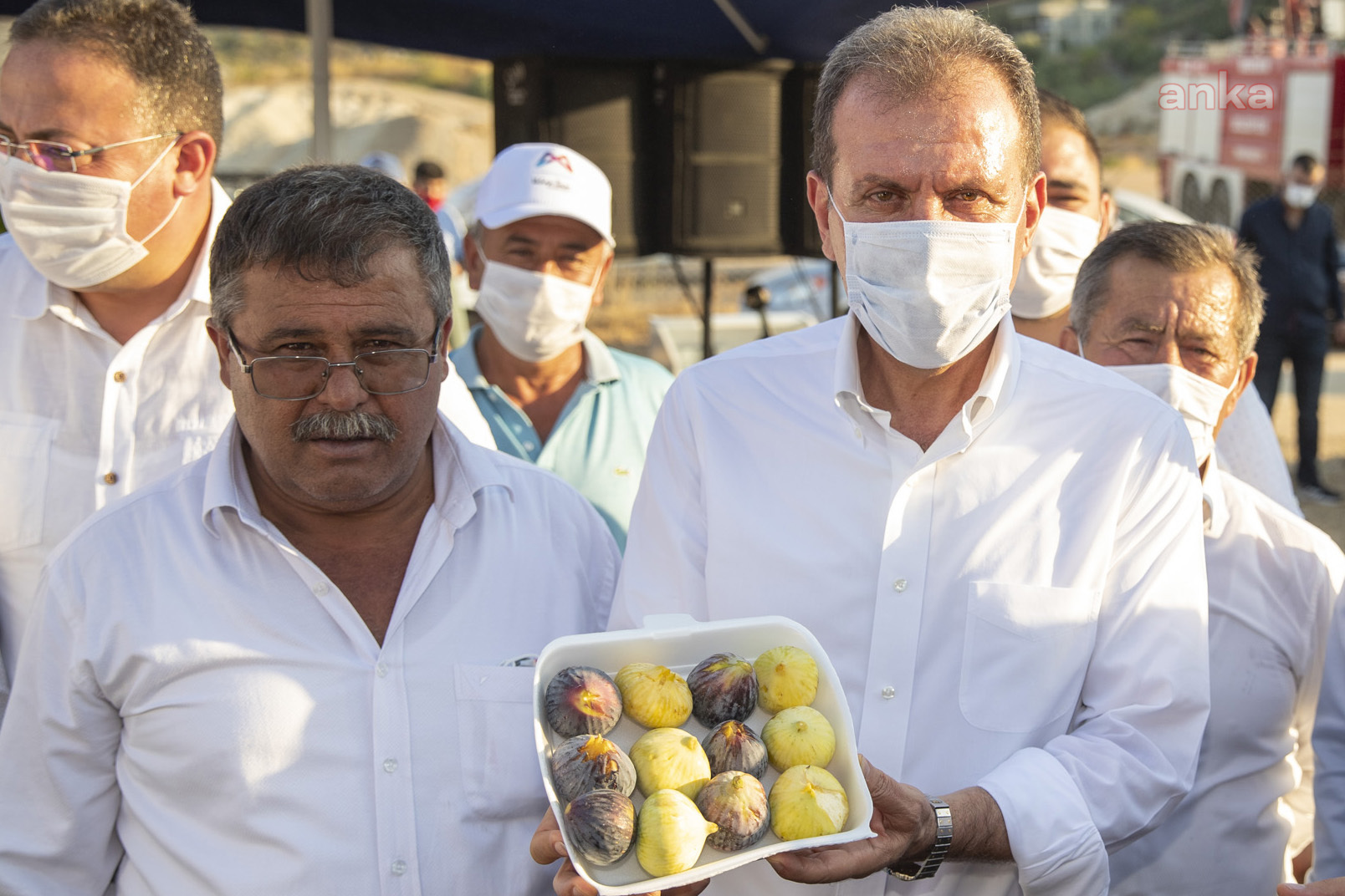 VAHAP SEÇER, ÜRETİCİLERE 12 BİN 500 İNCİR FİDANI DAĞITTI