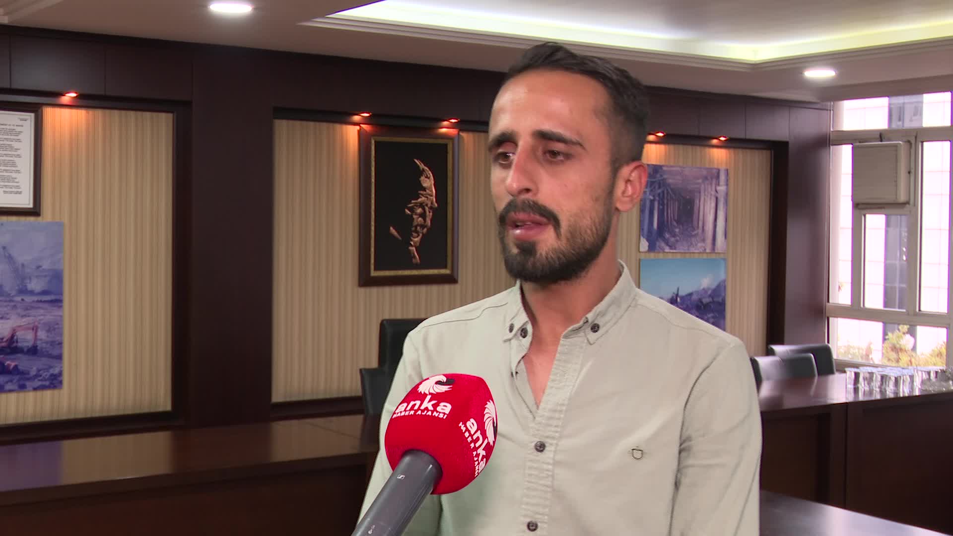 TÜRKİYE'NİN İLK ANTİMUAN MADEN OCAĞINDA İŞTEN ÇIKARILAN MADEN İŞÇİLERİ EYLEMLERİNE DEVAM EDİYOR... İŞÇİ GÜVEN KAYA: “1999'DA BİZ VARDIK, 6 ŞUBAT'TA BİZ VARDIK; ŞİMDİ ENKAZ ALTINDA BİZ KALDIK. SESİMİZİ DUYAN VAR MI?"