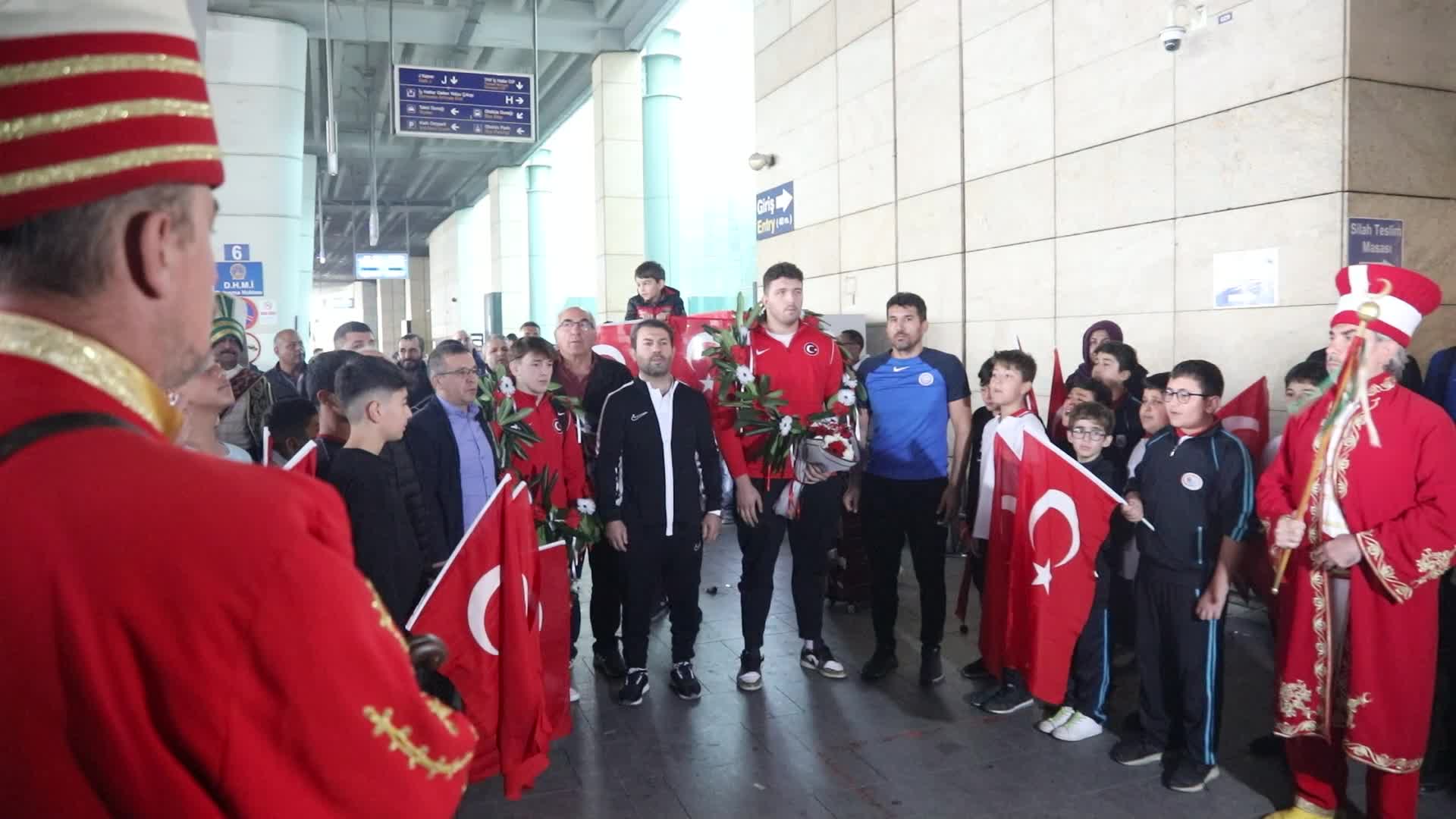 ASKİ SPORLU MİLLİ GÜREŞÇİLERE ESENBOĞA HAVALİMANI’NDA COŞKULU KARŞILAMA