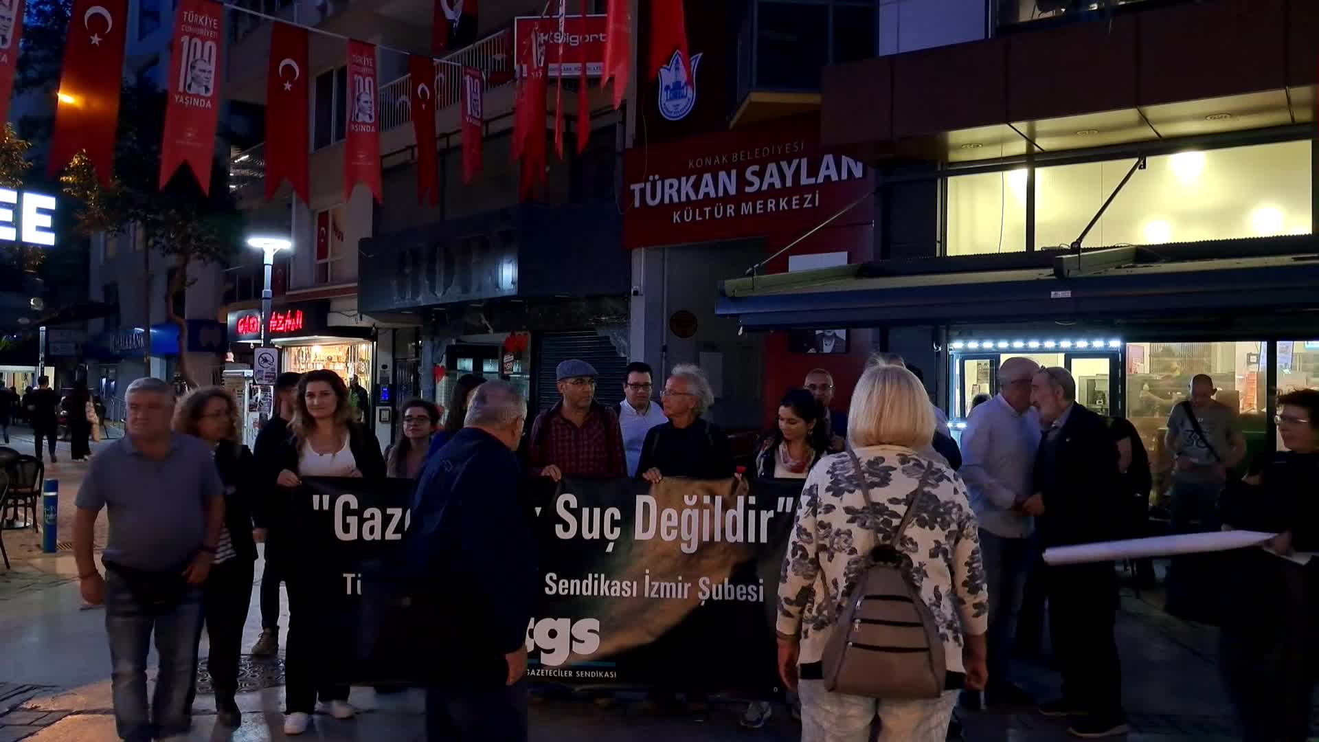 İZMİRLİ GAZETECİLERDEN "GAZETECİLİKTEN VAZGEÇMEYECEĞİZ" AÇIKLAMASI: “HABER YAZMAYA DEVAM EDECEĞİZ, GAZETECİLİK SUÇ DEĞİLDİR”