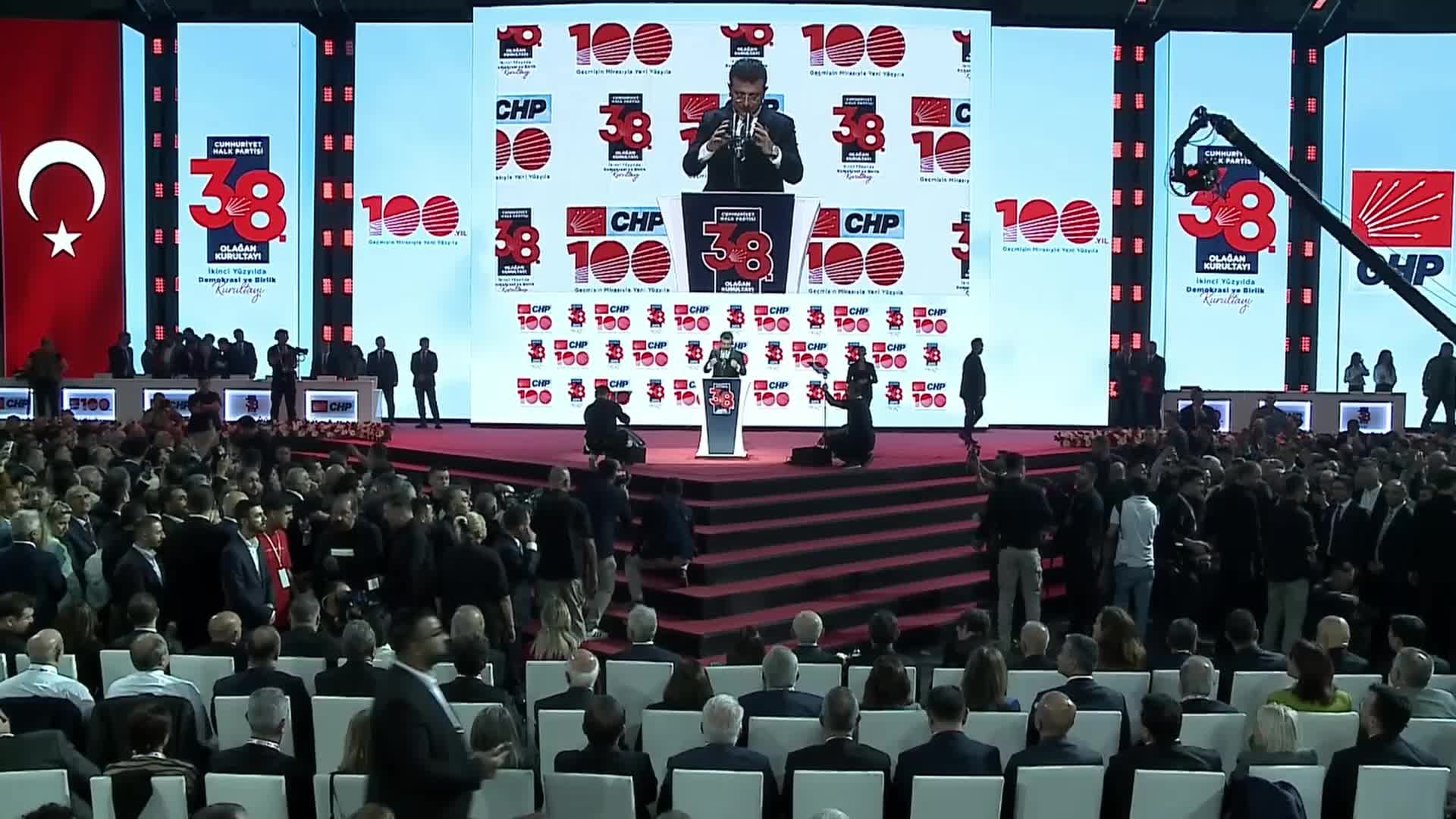 CHP’NİN 38. OLAĞAN KURULTAYI.. İMAMOĞLU: "BU KURULTAY, TARİHİ BİR KURULTAYDIR. ÇÜNKÜ BU KURULTAY, SADECE CHP KURULTAYI DEĞİL, TÜRKİYE MUHALEFETİNİN TOPTAN ŞEKİLLENECEĞİ BİR KURULTAYDIR”