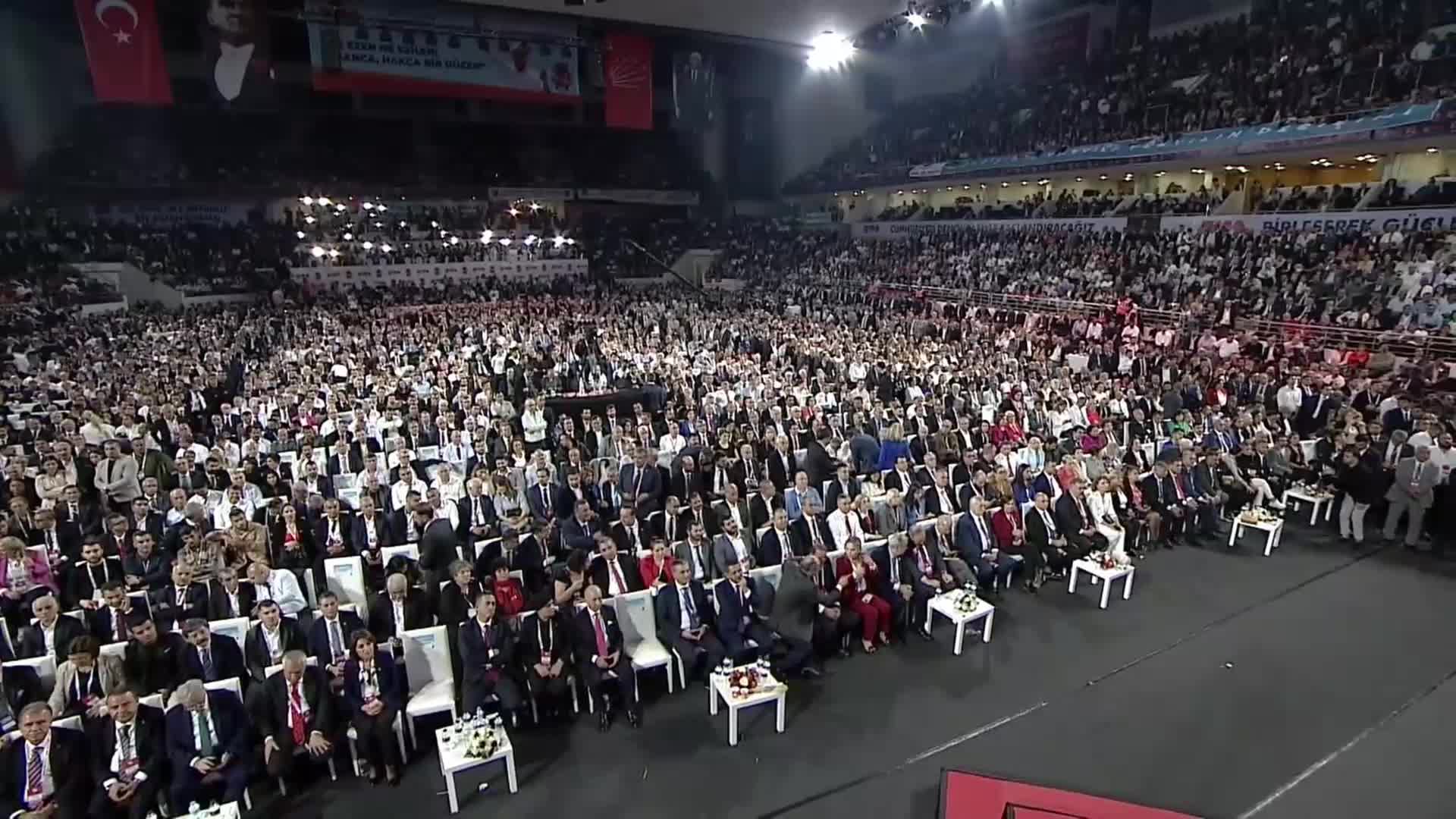 CHP KURULTAYINDA KABUL EDİLEN "100. YIL BİLDİRGESİ": “CHP BUGÜN ÜLKEMİZİ OTORİTER BAŞKANLIK REJİMİNDEN KURTARMAK İÇİN İKTİDAR OLMAK GÖREVİYLE KARŞI KARŞIYADIR”
