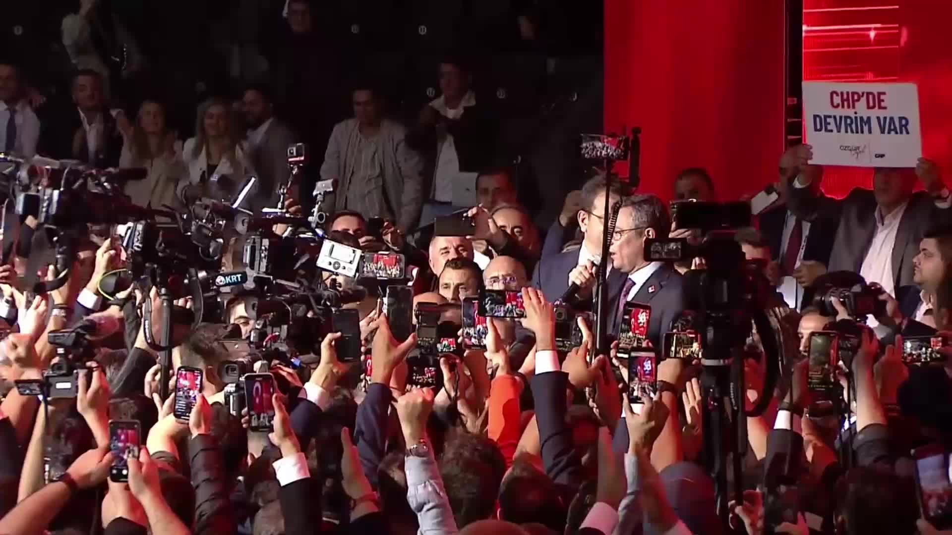 CHP’NİN 38. OLAĞAN KURULTAYI'NDA GENEL BAŞKAN SEÇİLEN ÖZGÜR ÖZEL: “EL ELE, OMUZ OMUZA YEREL SEÇİM ZAFERİ İÇİN YOLA ÇIKIYORUZ. YOLUMUZ AÇIK OLSUN, YOLUNUZ AÇIK OLSUN”