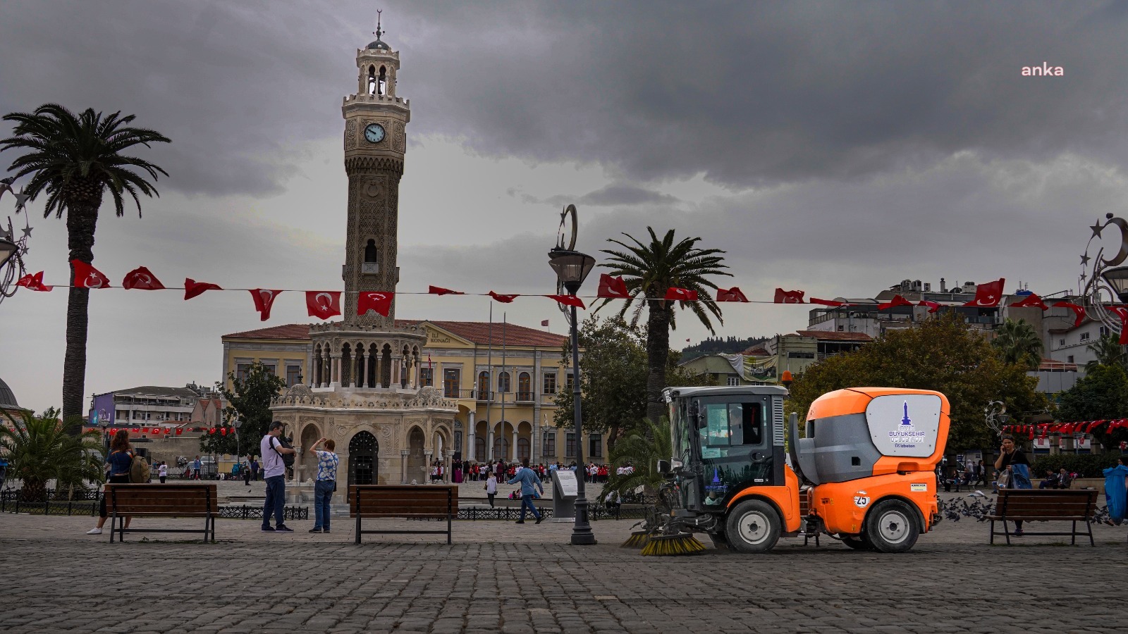 İZMİR’İN SOKAKLARINDAN GÜNDE 20 TONA YAKIN ATIK TOPLANIYOR