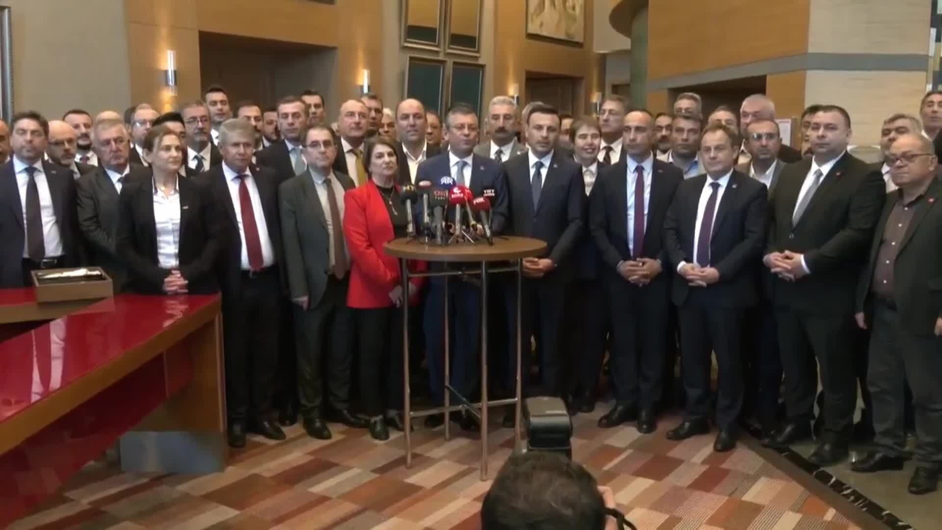 CHP GENEL BAŞKANI ÖZGÜR ÖZEL İLK TOPLANTISINI İL BAŞKANLARIYLA YAPTI: "ADAYLIKLARIN ÖNÜNÜ KESMEYEN, DAYATMAYAN VE TÜM ÖRGÜTÜ KAPSAYAN BİR ANAHTAR LİSTE İLE KARŞINIZDA OLMAYI ÜMİT EDİYORUZ"