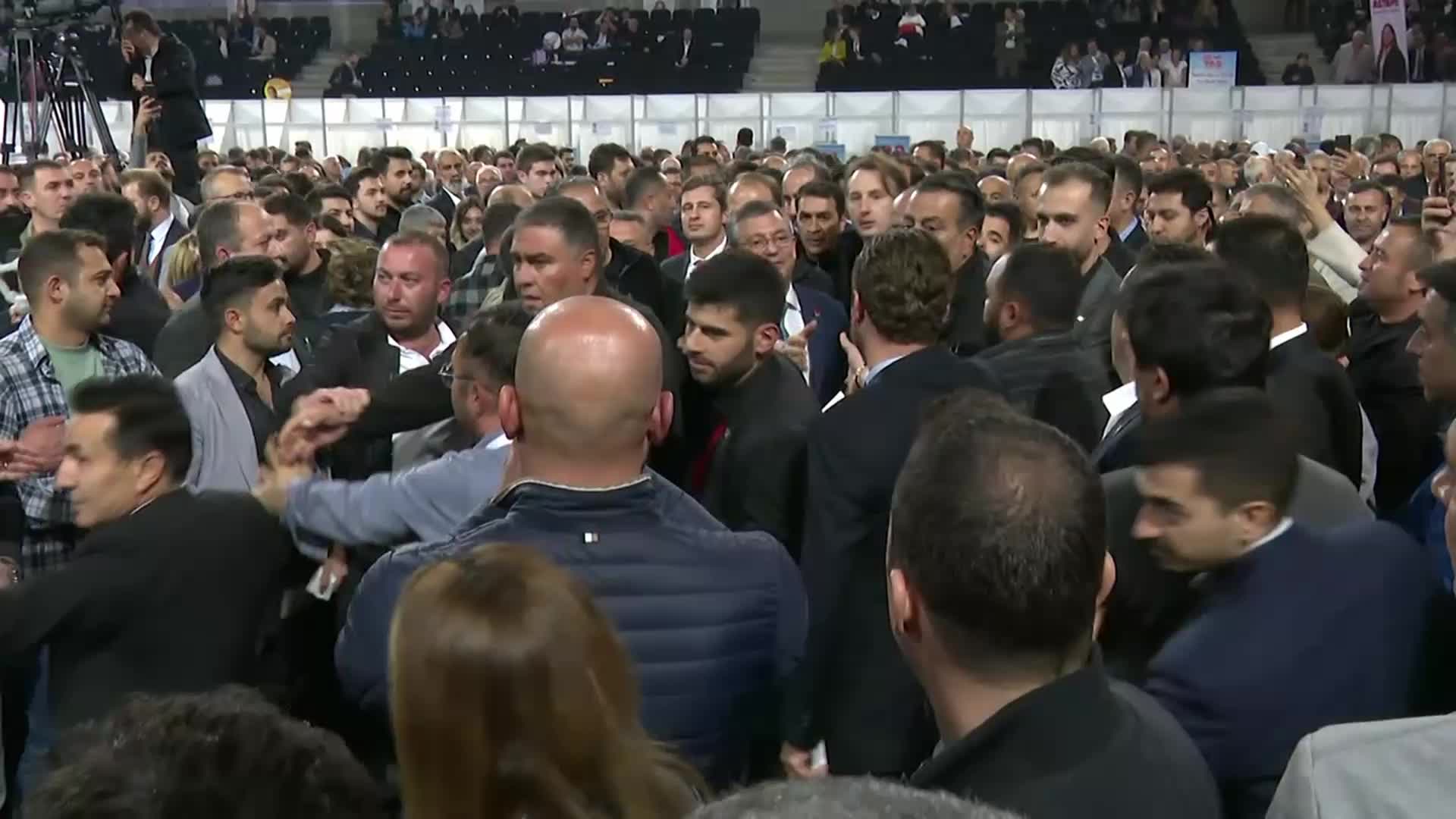 CHP’NİN 38. OLAĞAN KURULTAYI… PARTİ MECLİSİ SEÇİMİNDE OYUNU KULLANAN CHP GENEL BAŞKANI ÖZEL: “HEM PARTİ İÇİ DEMOKRASİYİ ARTIRMAYA HEM DE TÜRKİYE’YE ÖRNEK OLMAYA DEVAM EDECEĞİZ”
