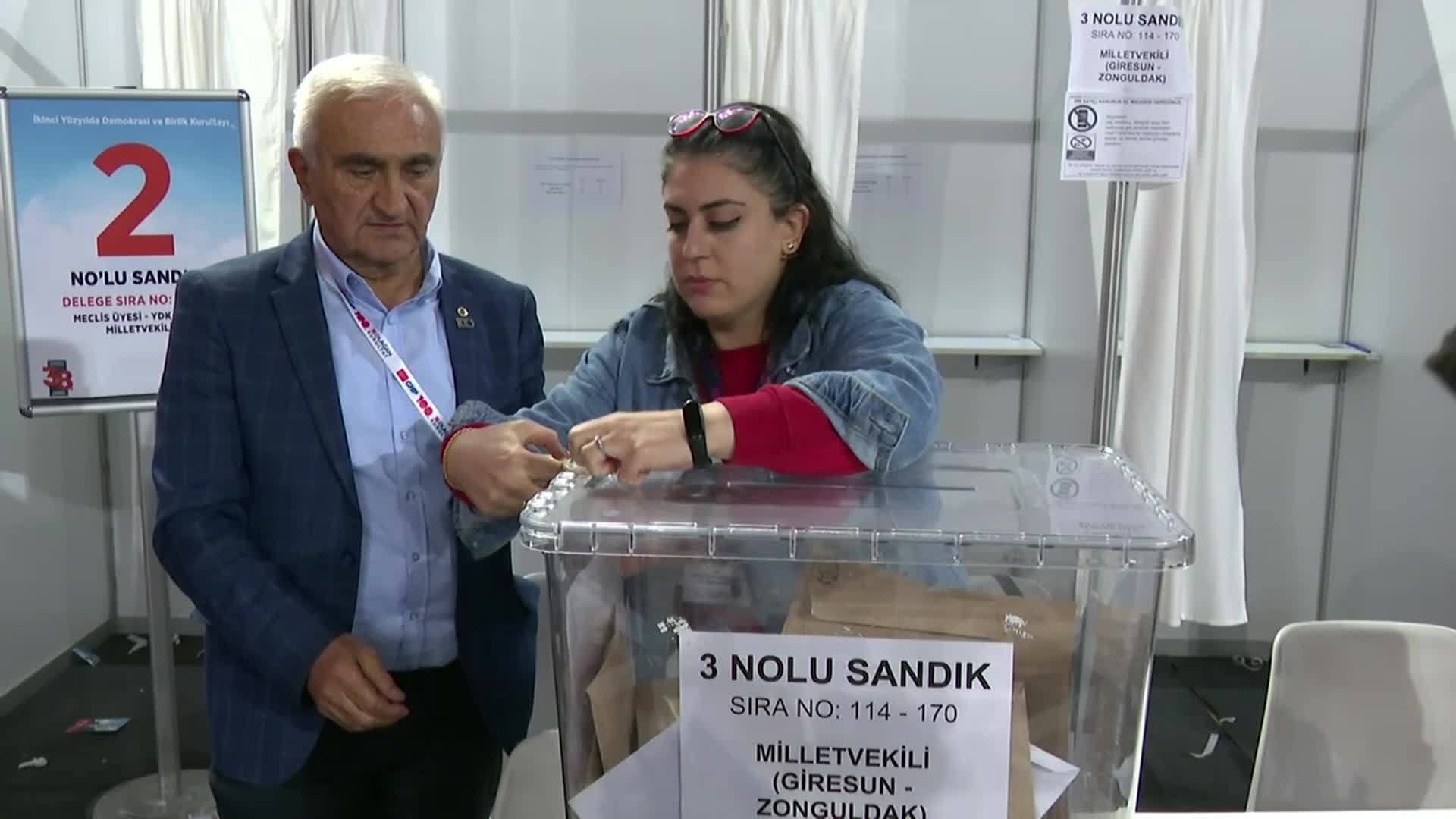 CHP’NİN 38. OLAĞAN KURULTAYI… PM VE YDK SEÇİMLERİ İÇİN OY VERME İŞLEMİ SONA ERDİ, OYLAR SAYILIYOR