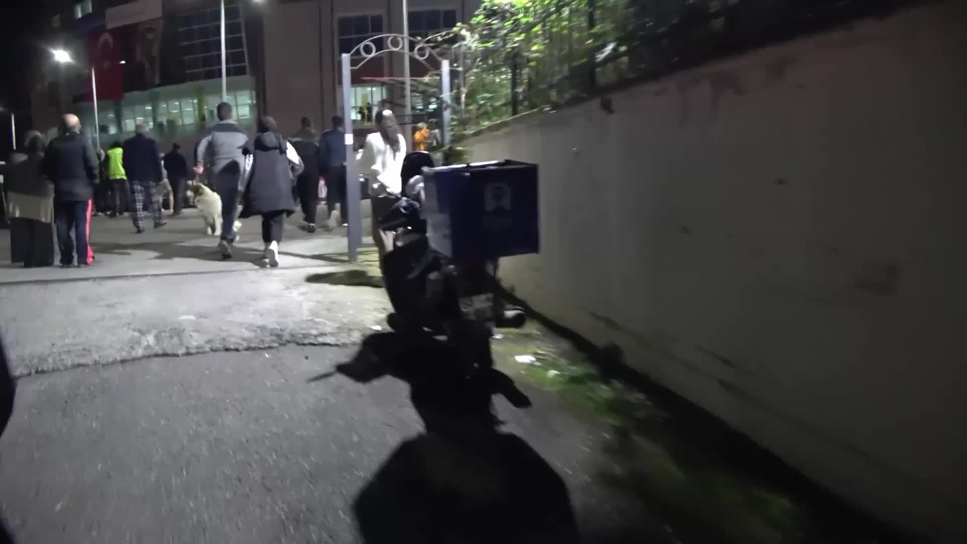 RİZE'DE KYK'YA BAĞLI AYDER KIZ ÖĞRENCİ YURDU'NDA ASANSÖR DÜŞTÜ, ÖĞRENCİLER SAATLERCE KYK'YI PROTESTO ETTİ