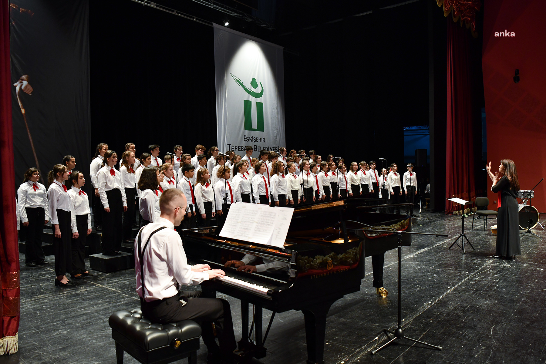 TEPEBAŞI'NDA CUMHURİYET ÇOCUKLARINDAN UNUTULMAZ KONSER