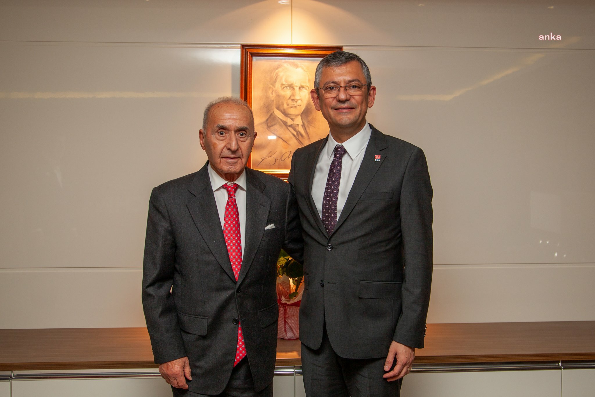 ÖZEL: "GENEL BAŞKANIMIZ HİKMET ÇETİN BÜYÜK BİR NEZAKET GÖSTEREREK ÇALIŞMA OFİSİMDE BENİ ZİYARET ETTİ. DENEYİMLERİ, BİLGİ VE BİRİKİMLERİ BU SÜREÇTE YOL GÖSTERİCİ OLACAKTIR"