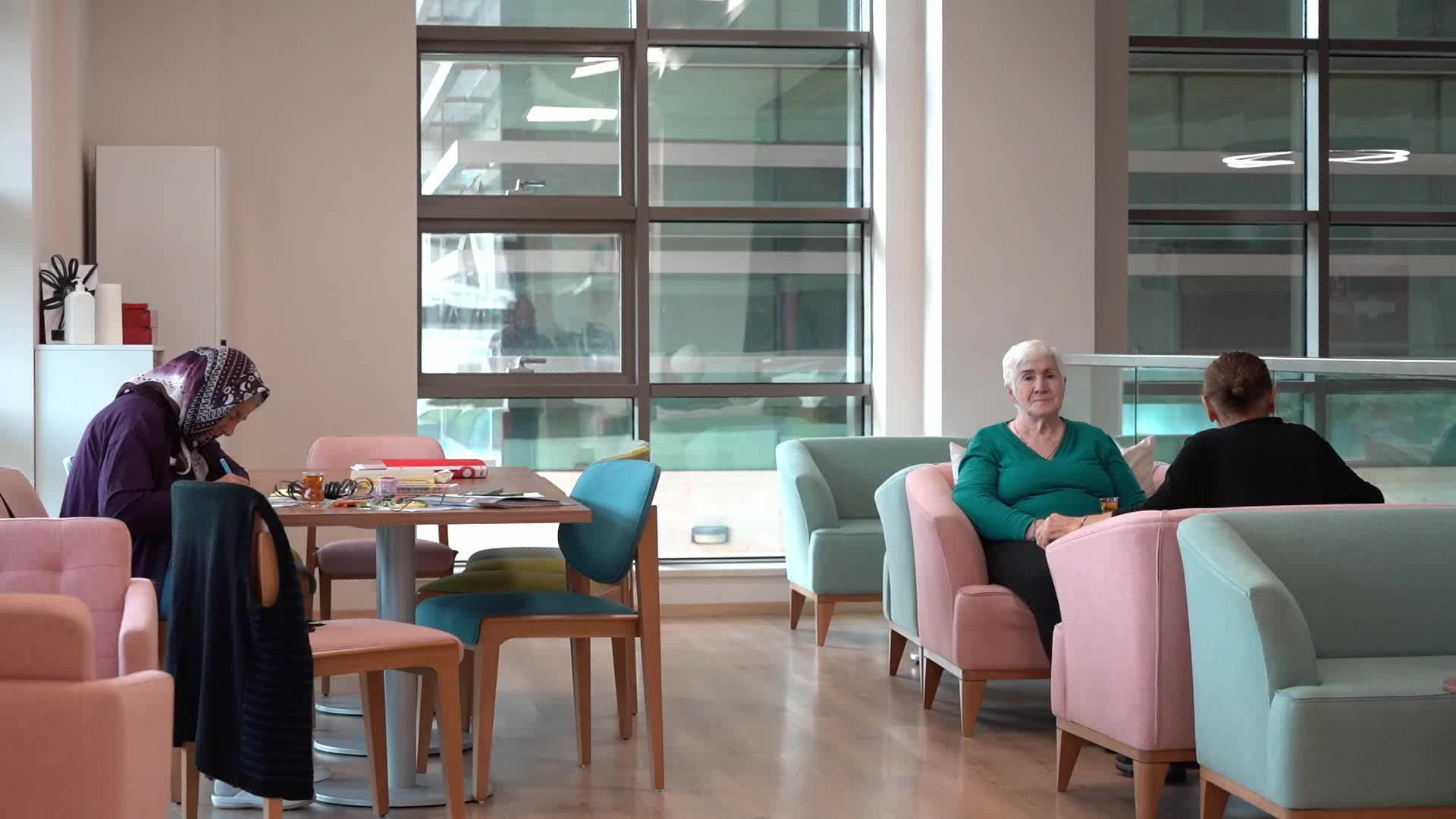 KONYAALTI'NDA YAŞLI KREŞİ SAKİNLERİ, ATA’YA SEVGİLERİNİ ESERLERİYLE GÖSTERDİLER