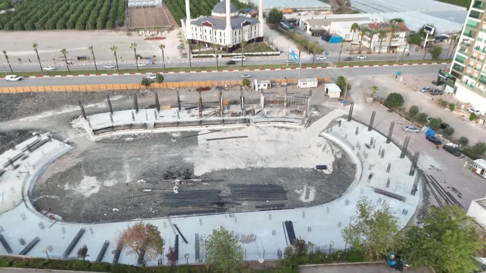 KUMLUCA ATATÜRK STADYUMU’NDA ÇALIŞMALAR HIZLA SÜRÜYOR
