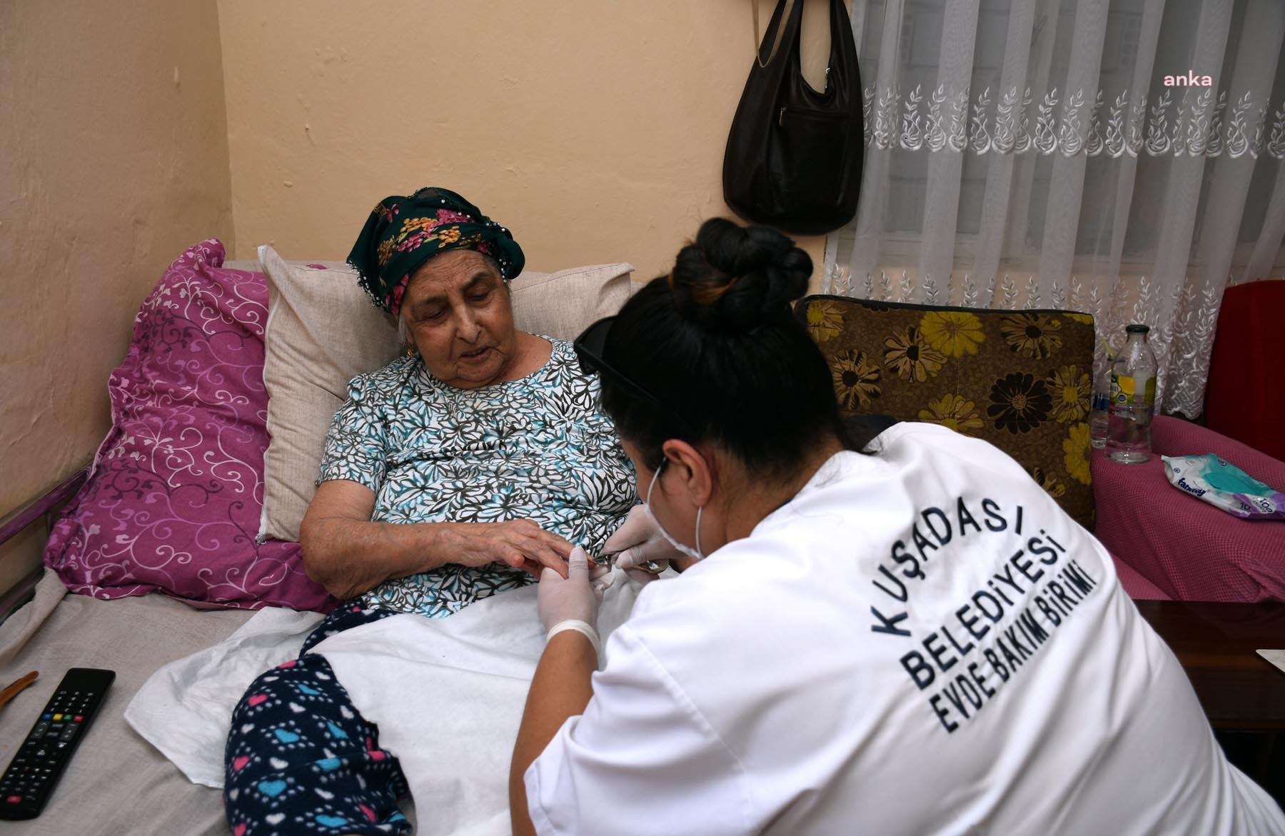 KUŞADASI BELEDİYESİ EVDE BAKIM HİZMETİ VERMEYE DEVAM EDİYOR